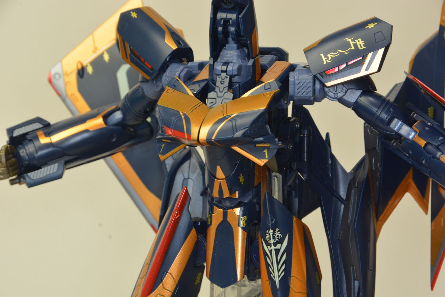 機首下部の装甲板を動かし、胸のダクトを固定する