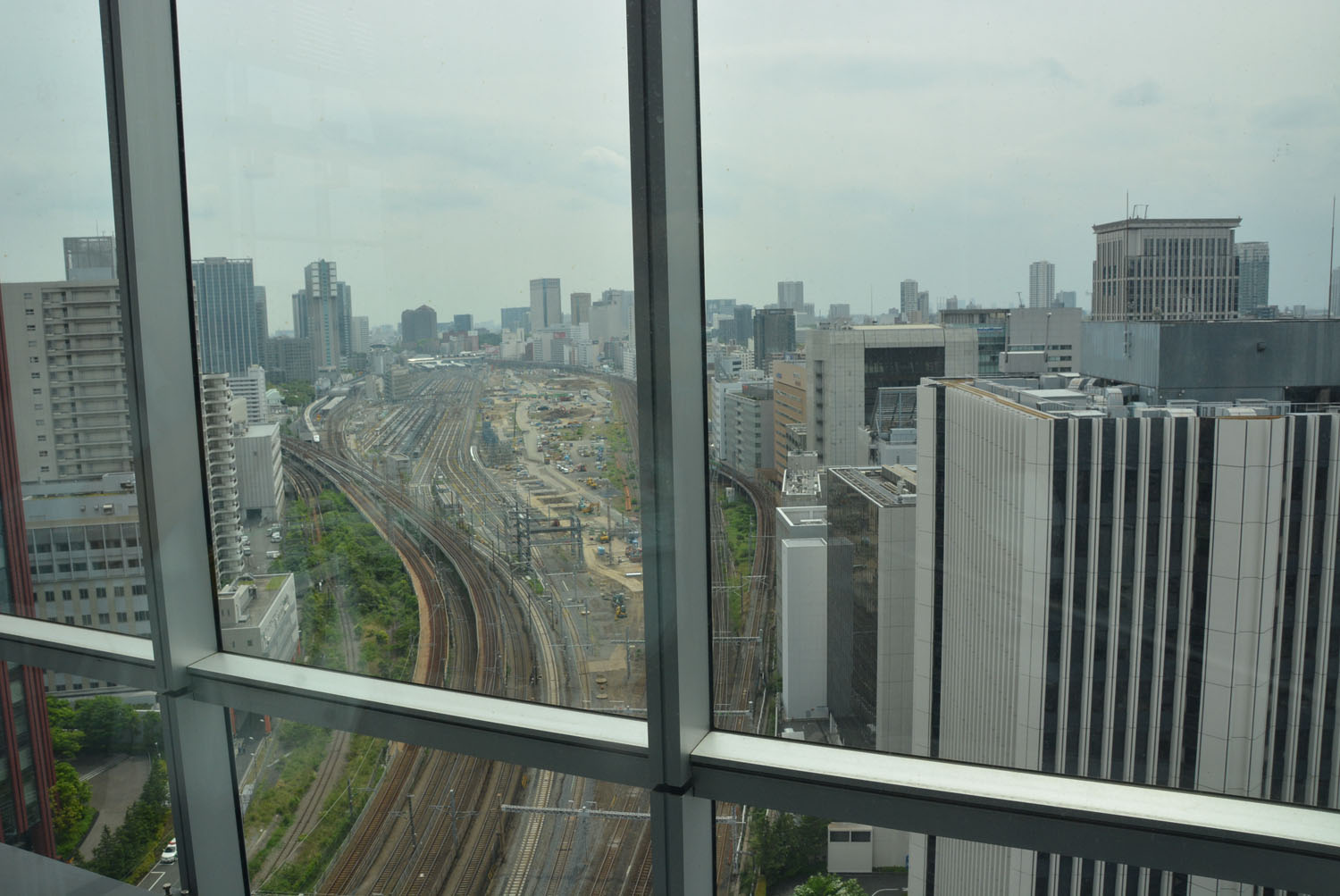 79mのバンダイナムコビル。右がビルの上階からの景色