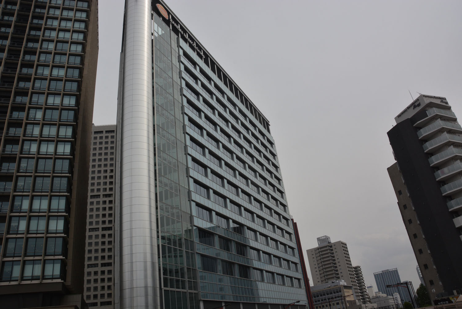 79mのバンダイナムコビル。右がビルの上階からの景色