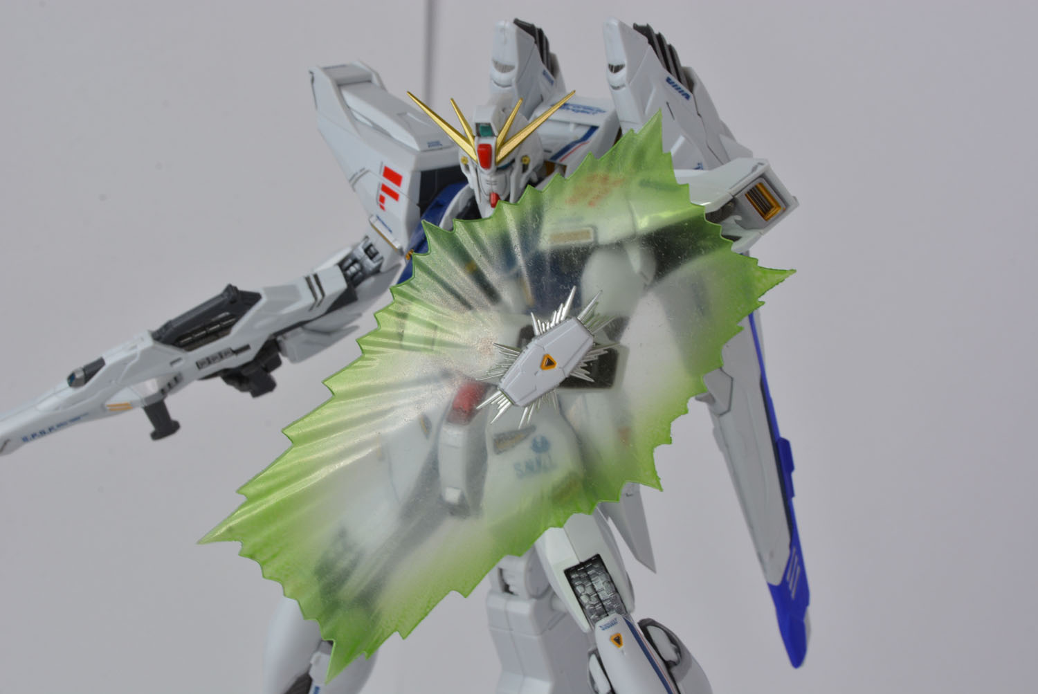 ビームシールドは透明感がある。基部が動くので様々なポーズがとれる