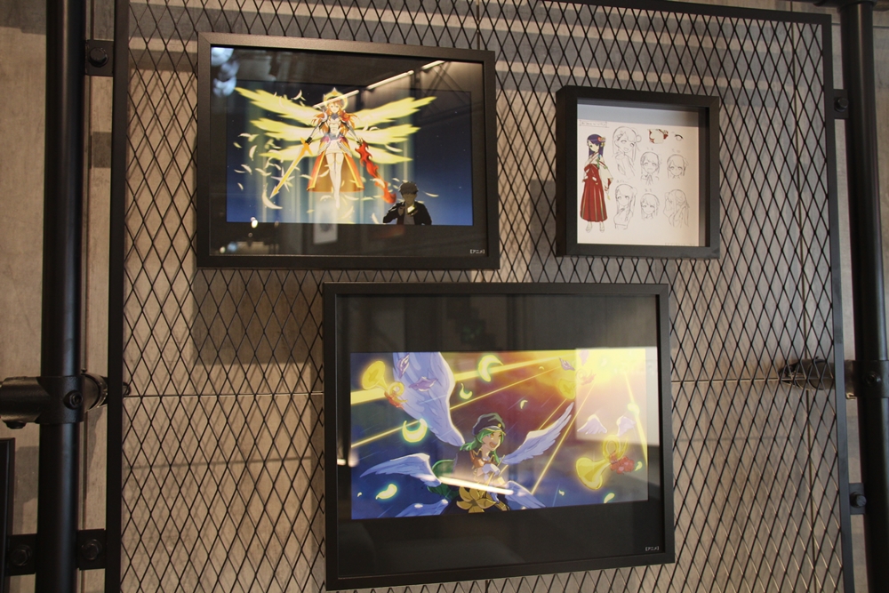 落ち着いたシックなデザインを基調に、「モンスト」のイラストやグッズなどがディスプレイされている