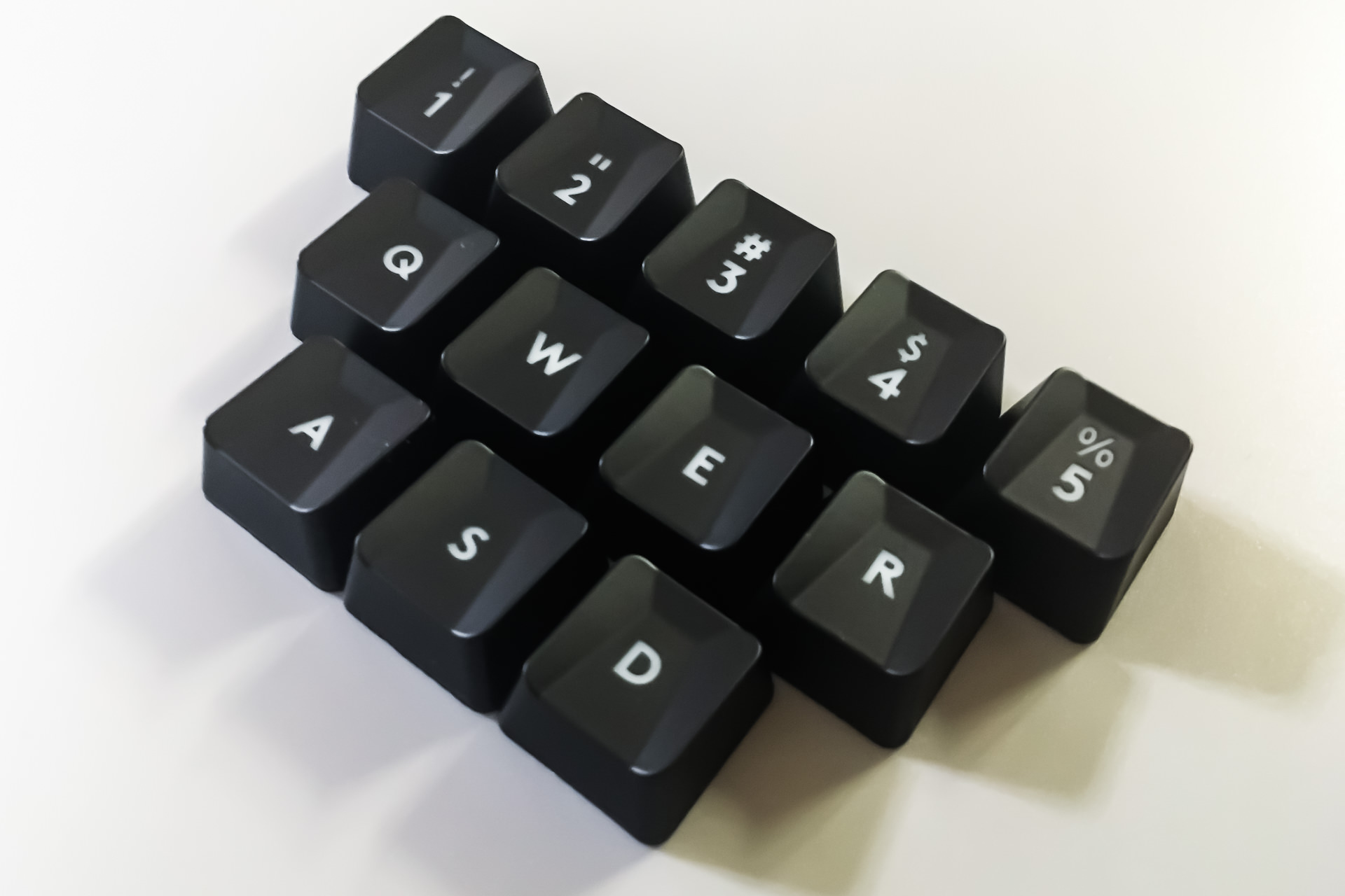 言葉で説明するのは難しいが、写真で見ると一目瞭然。異なる形状のキーキャップならキーボードに目をやって確認しなくても触覚でキーを確認できる