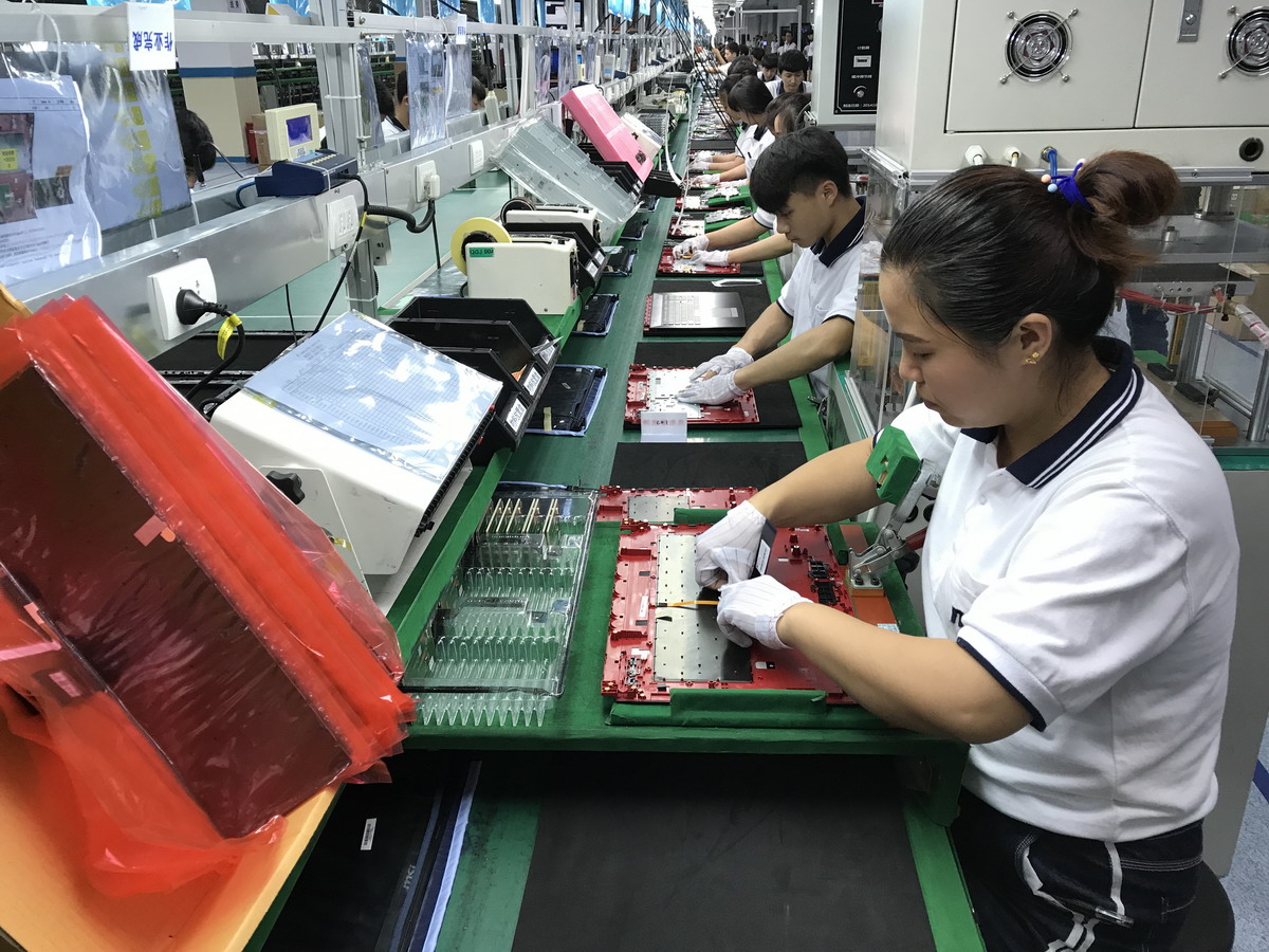 トップパネルを裏返した状態からスタート。まずはキーボードを装着する