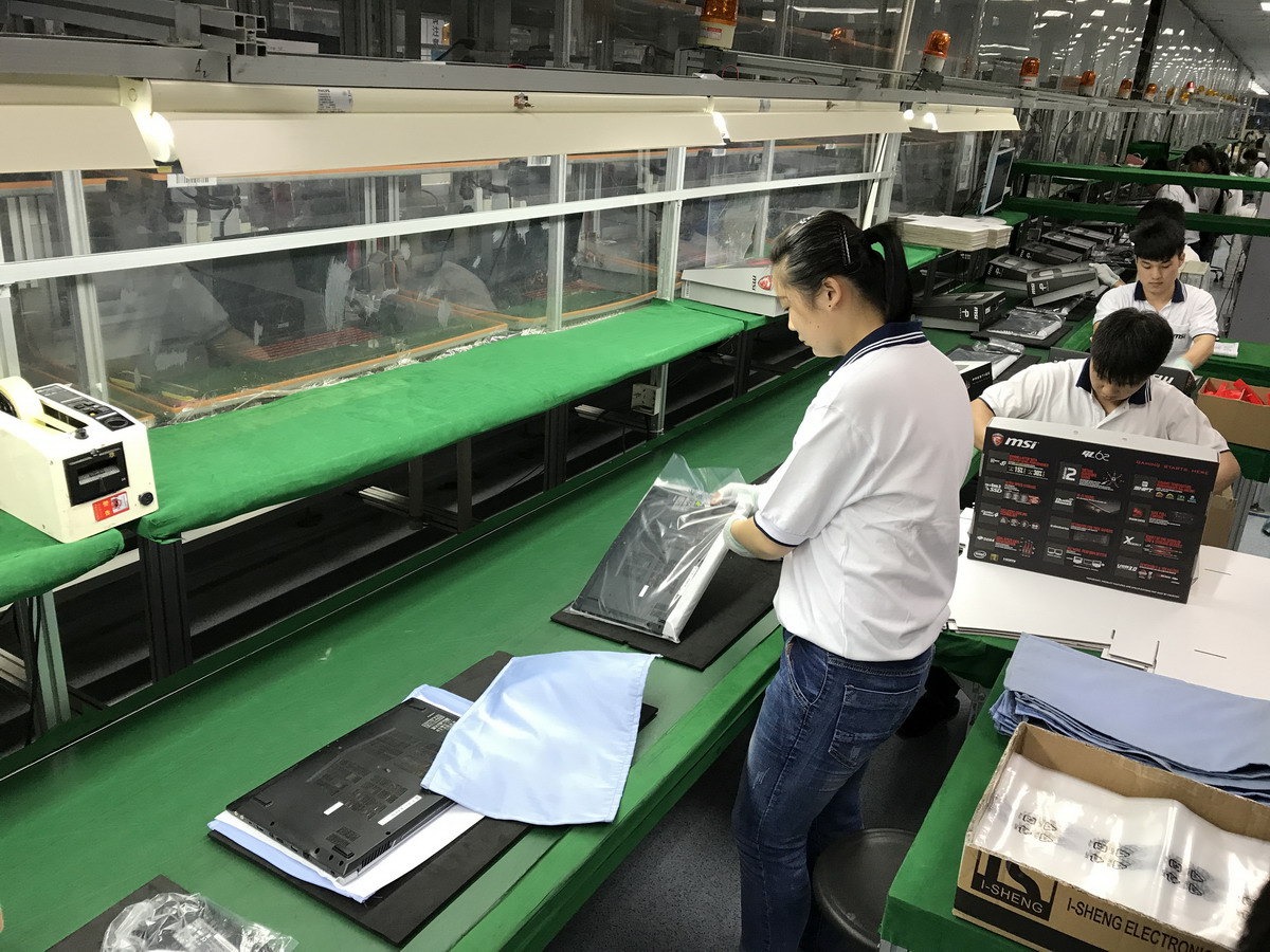 いよいよパッキングへ。まずはPCをビニール袋に入れる