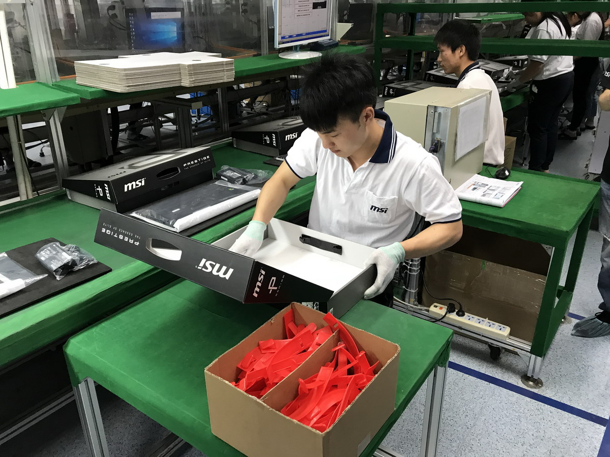 箱に取っ手を取り付ける作業