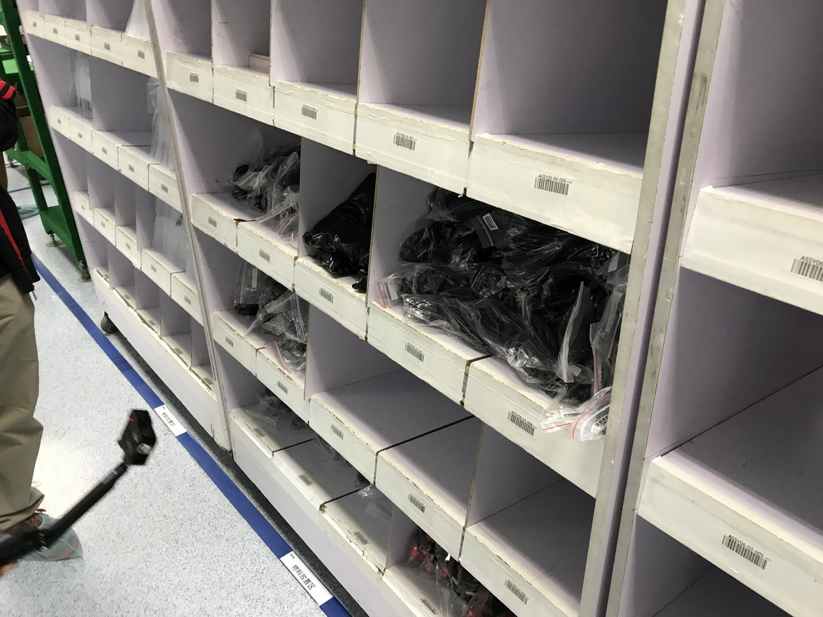 一緒に同梱する電源が集められている。ワールドワイドのものすべてがここにあるので、それを間違えずに同梱していく