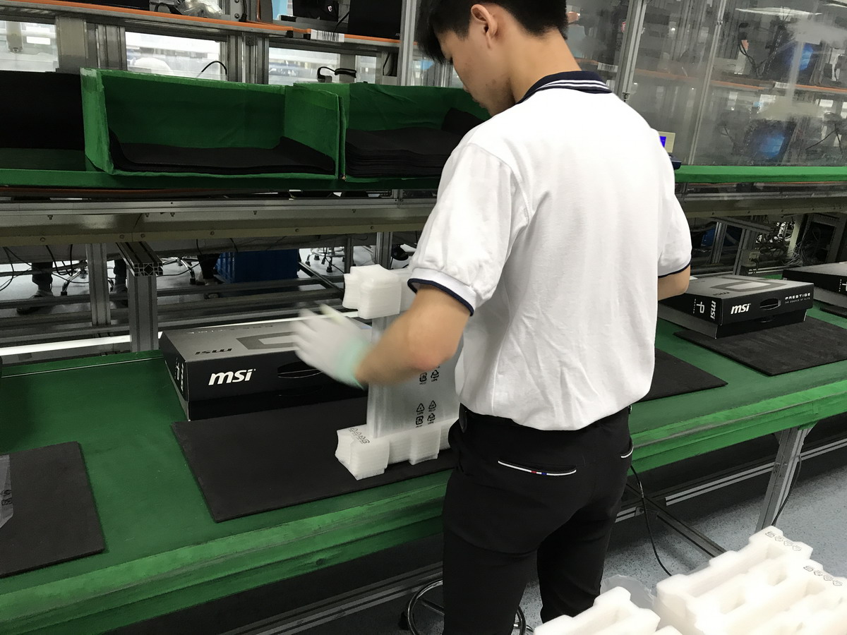 PCの緩衝材を取り付ける作業