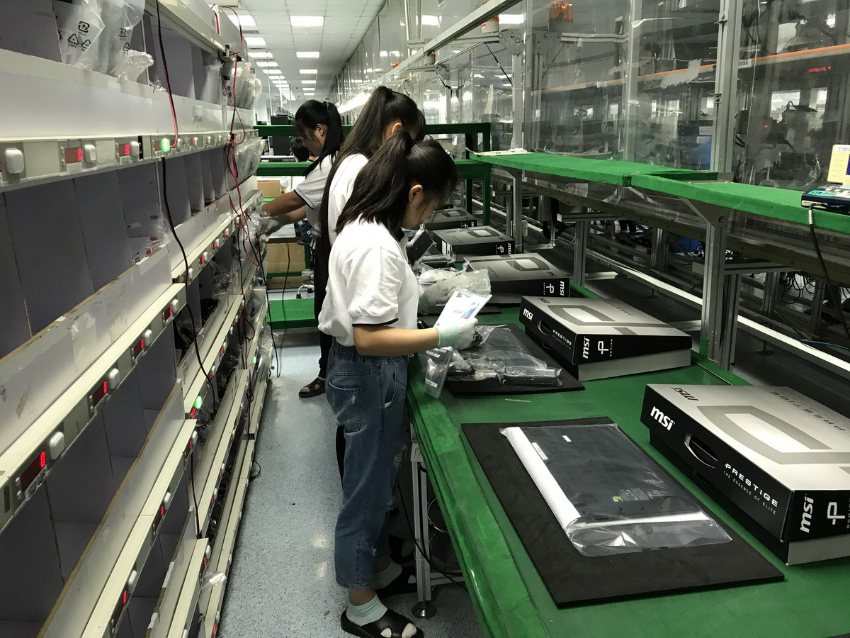 そのほかの同梱物を用意してPCのラインに乗せる