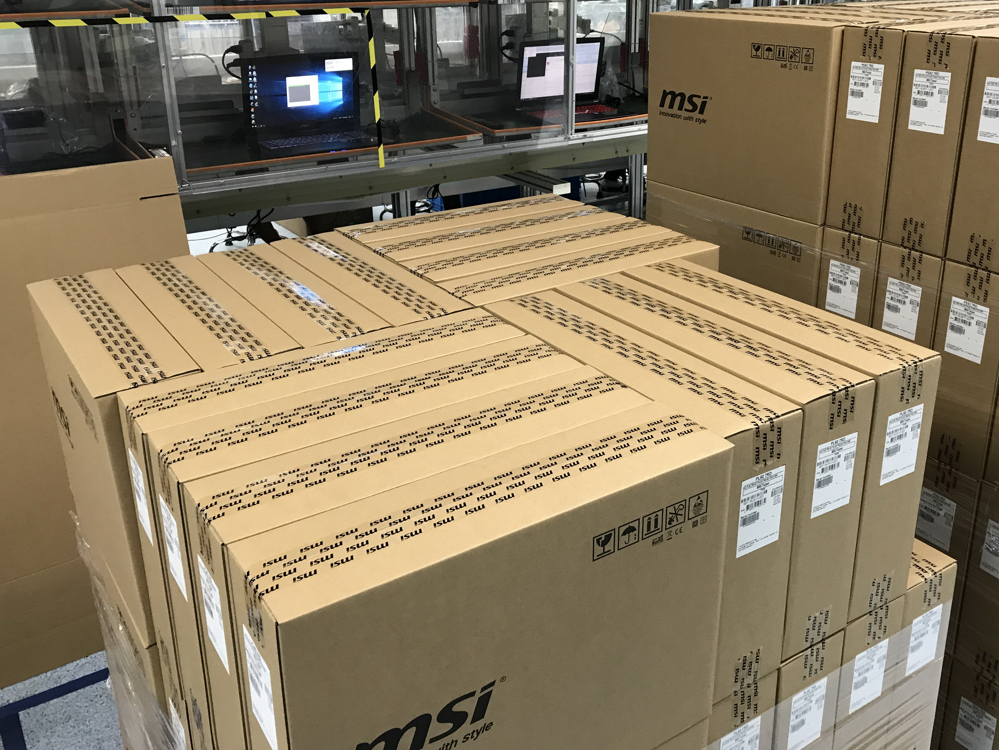 縦横互い違いに配置されているのは、移送中に箱が崩れないようにするため