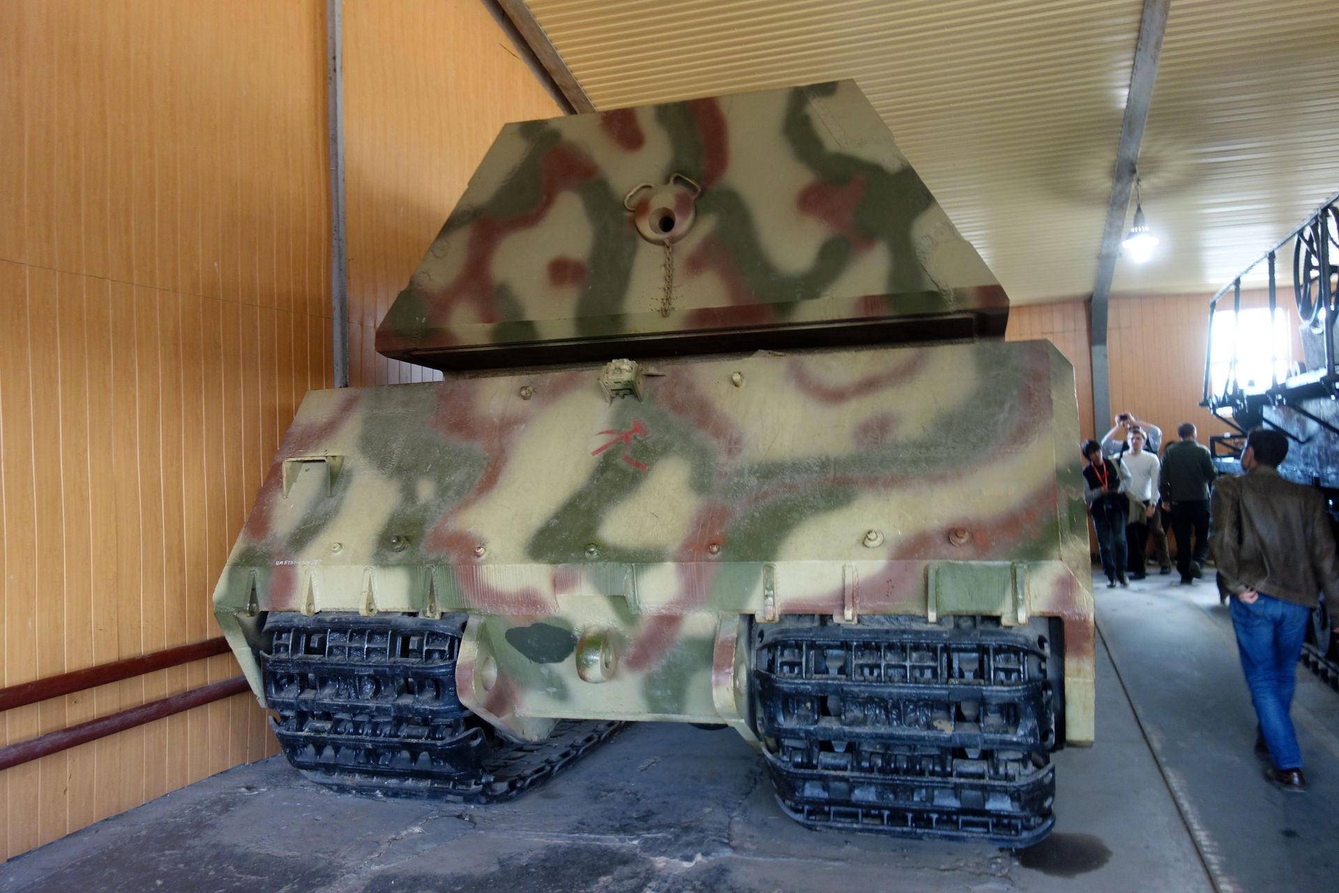 後部、砲塔中央にある銃丸から砲弾の出し入れを行なう