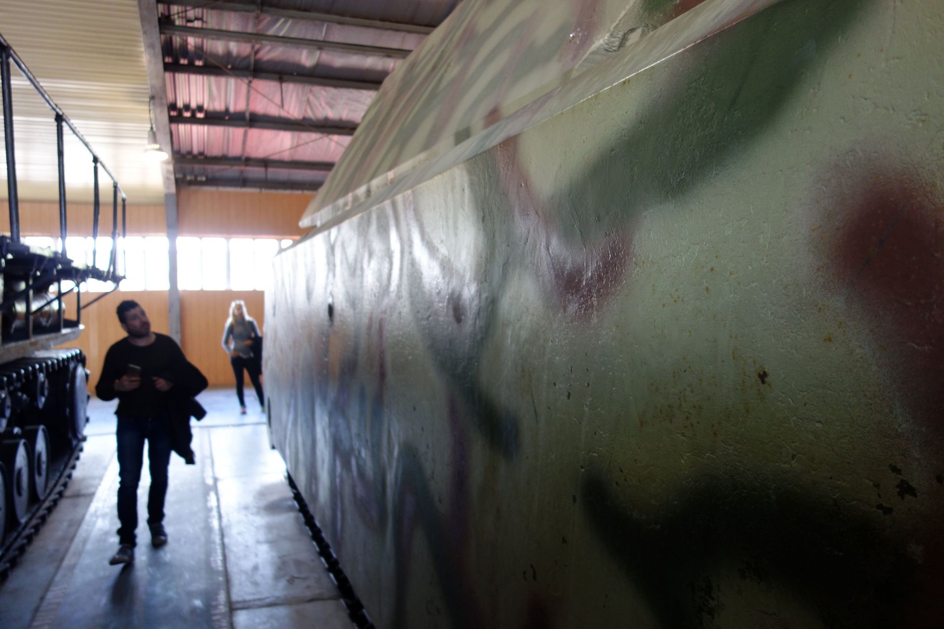 側面はまさに鋼鉄の壁だ