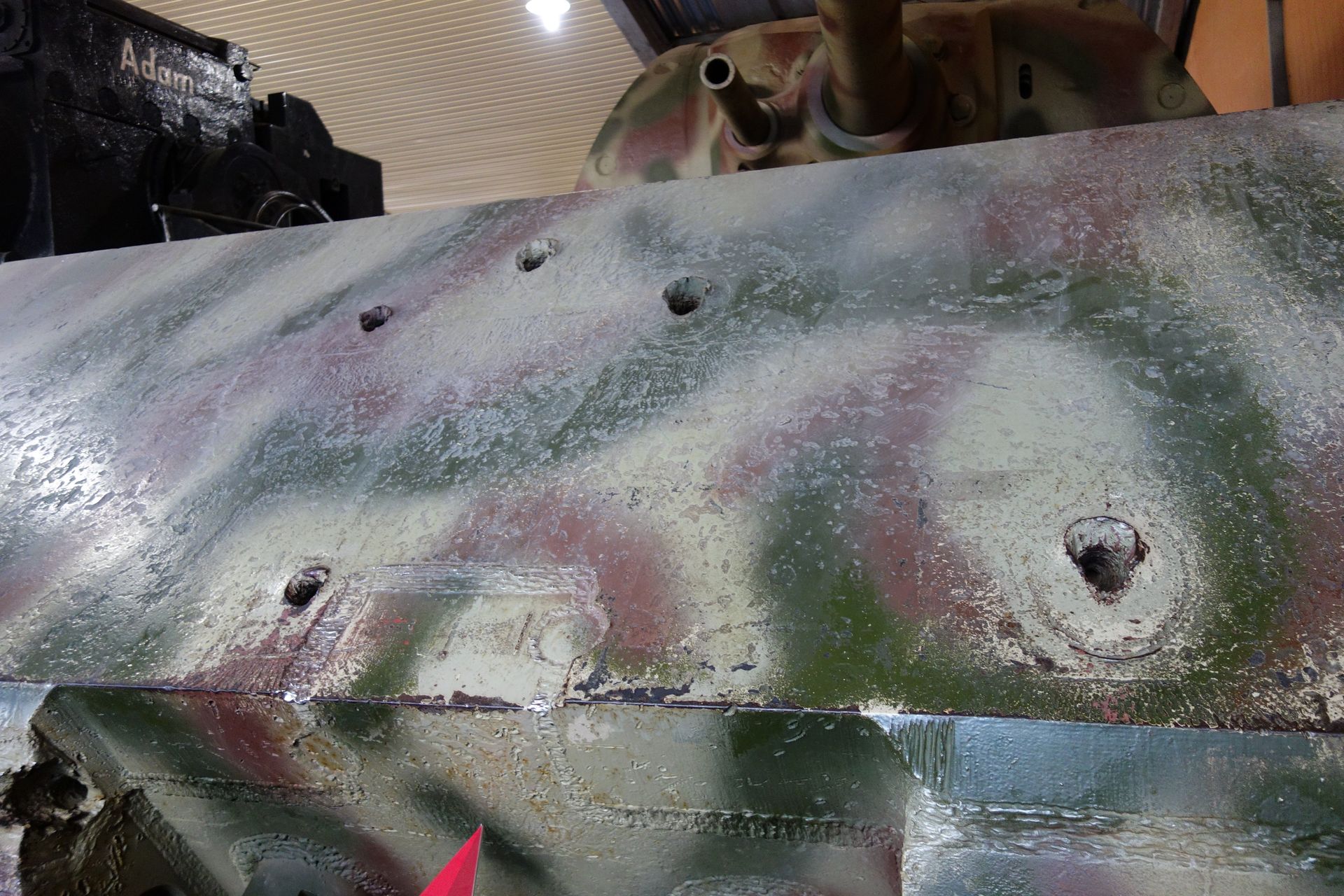 前面の傾斜装甲にはいくつもの貫通痕がある