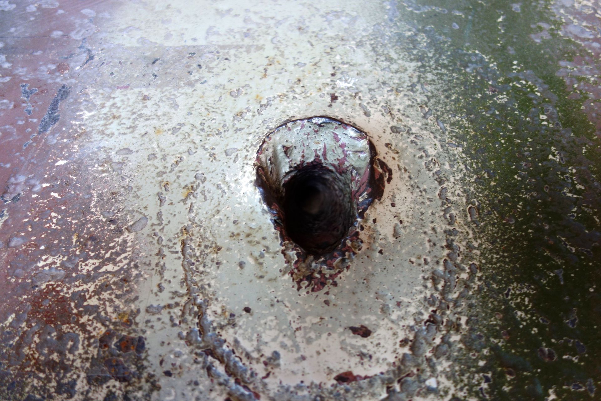 避弾径始の効果がわかる貫通痕