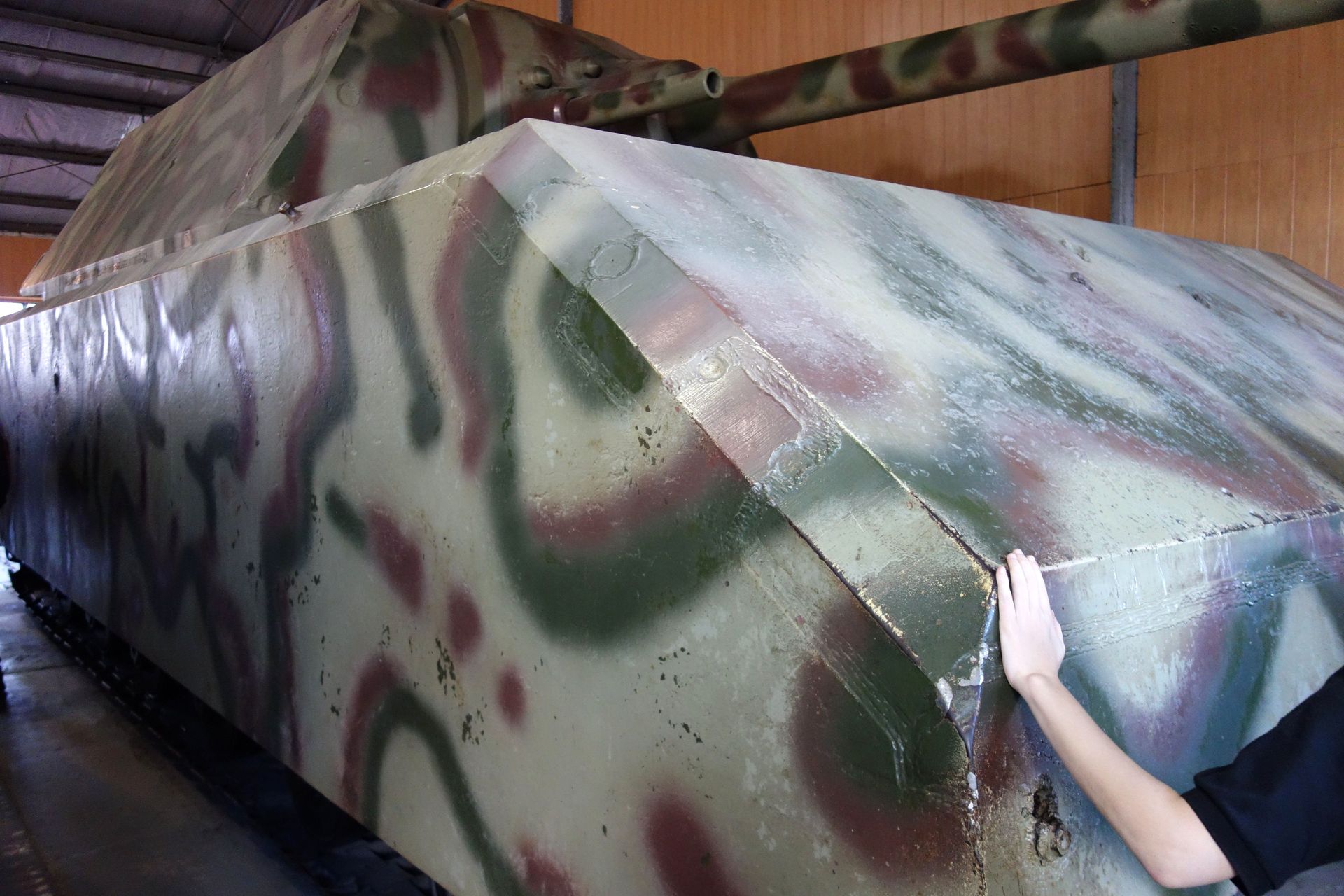 マウスの装甲は、厚さ200mmの装甲板を溶接している