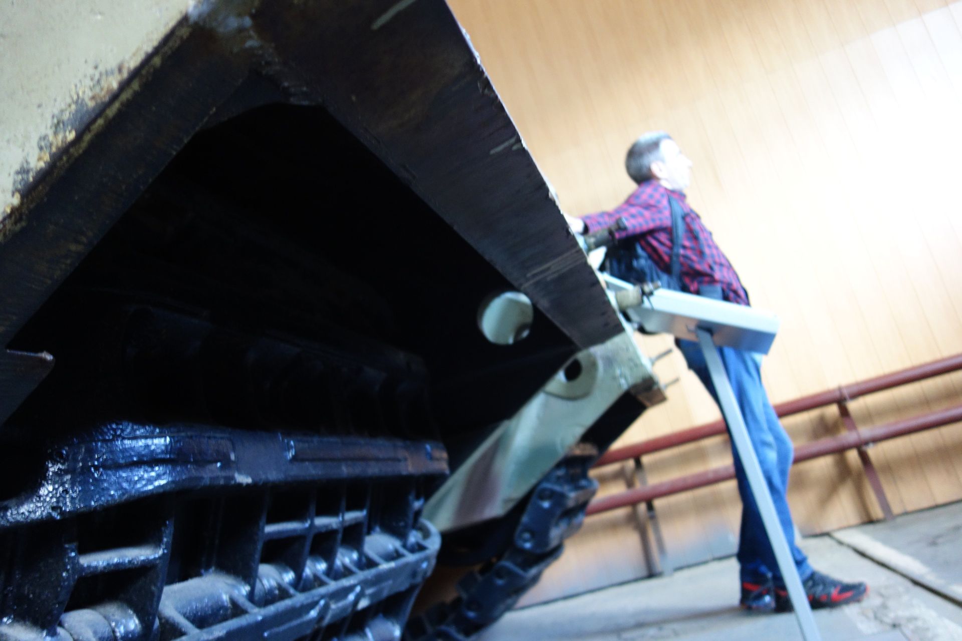 履帯を守る装甲板も200mmの厚さがある