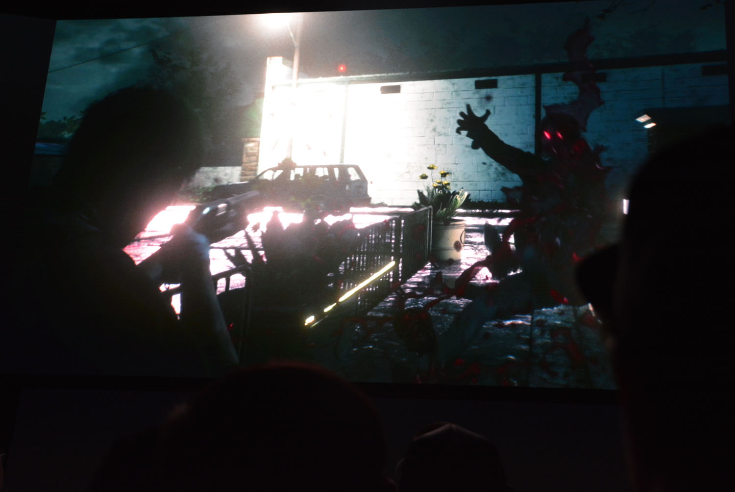 襲いかかってくる怪物、殺されるセバスチャン、そして敵を殺すシーンもふんだんにある。アクションの表現の激しさもパワーアップしている