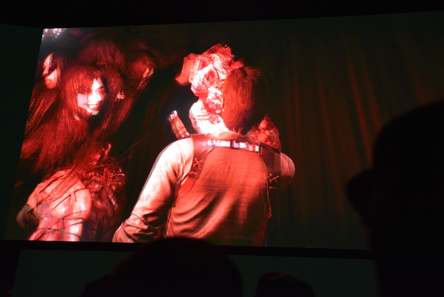 襲いかかってくる怪物、殺されるセバスチャン、そして敵を殺すシーンもふんだんにある。アクションの表現の激しさもパワーアップしている