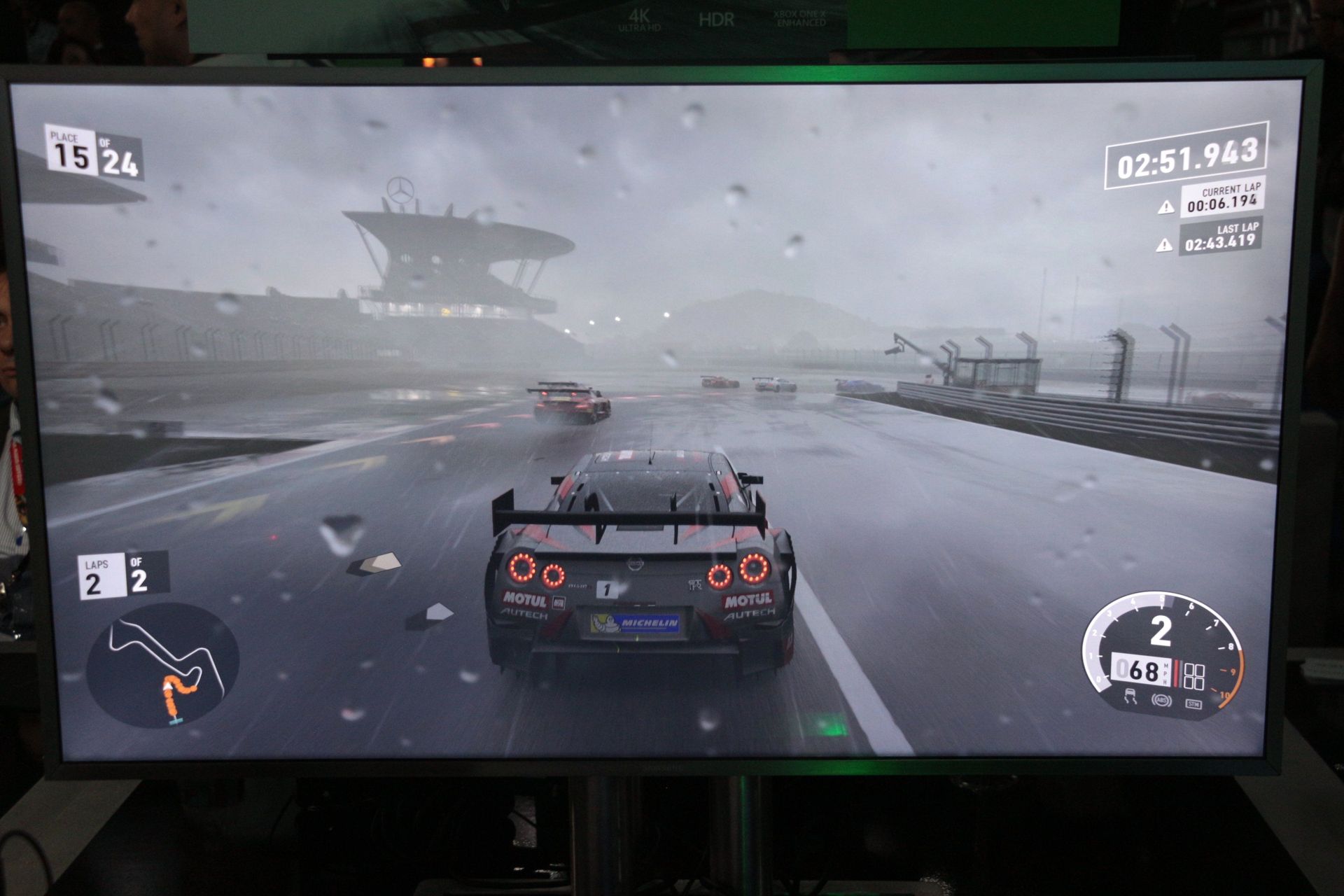 強くなる雨、コースには水たまりができる