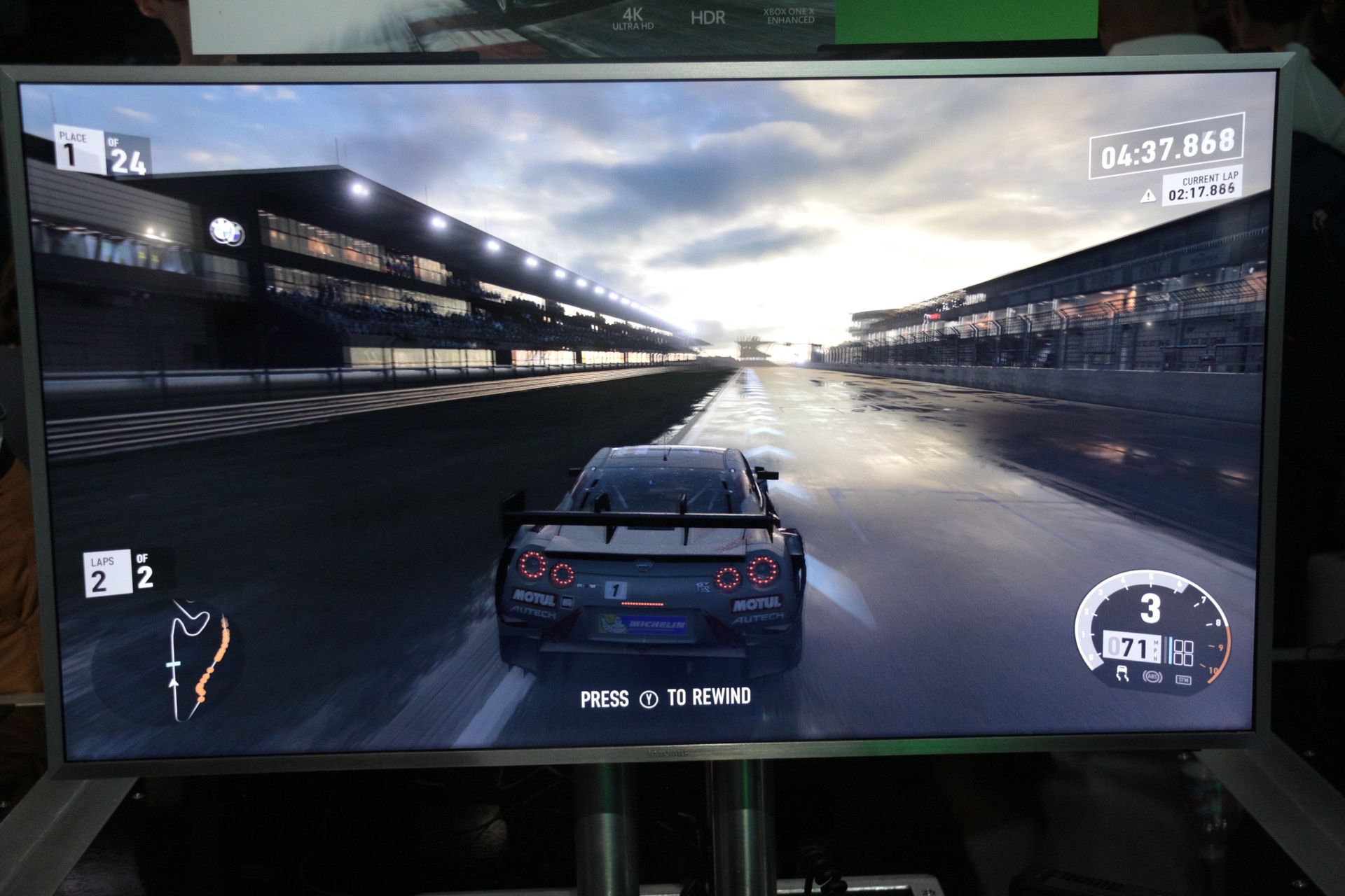 2周目後半から雨が止み、雲が晴れ、最後は夕焼けが出てくる。繰り返しになるが、これはすべて単一のレース上での出来事だ