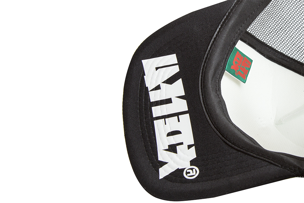 つば裏には「エンペリー」ブランドロゴがプリント