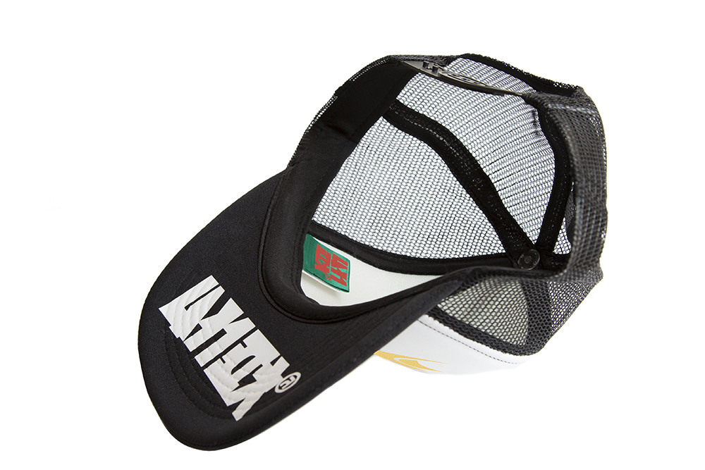 つば裏には「エンペリー」ブランドロゴがプリント