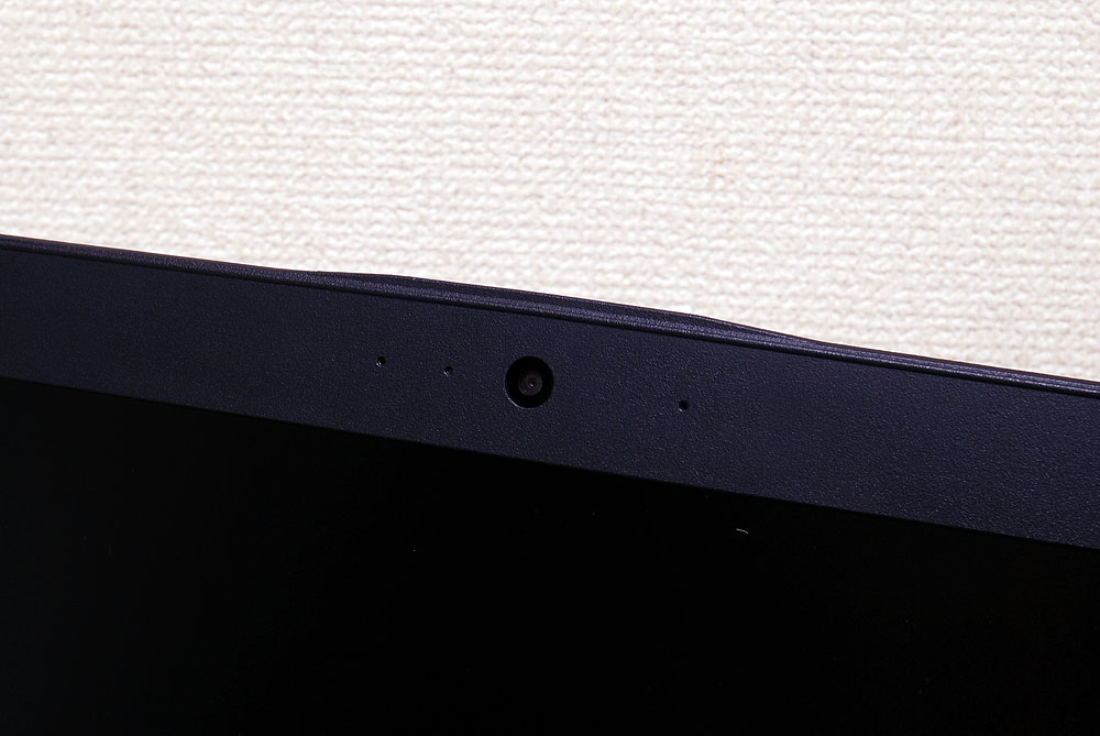 モニタ上部に用意されたカメラとマイク。テレビ電話などに利用することができる