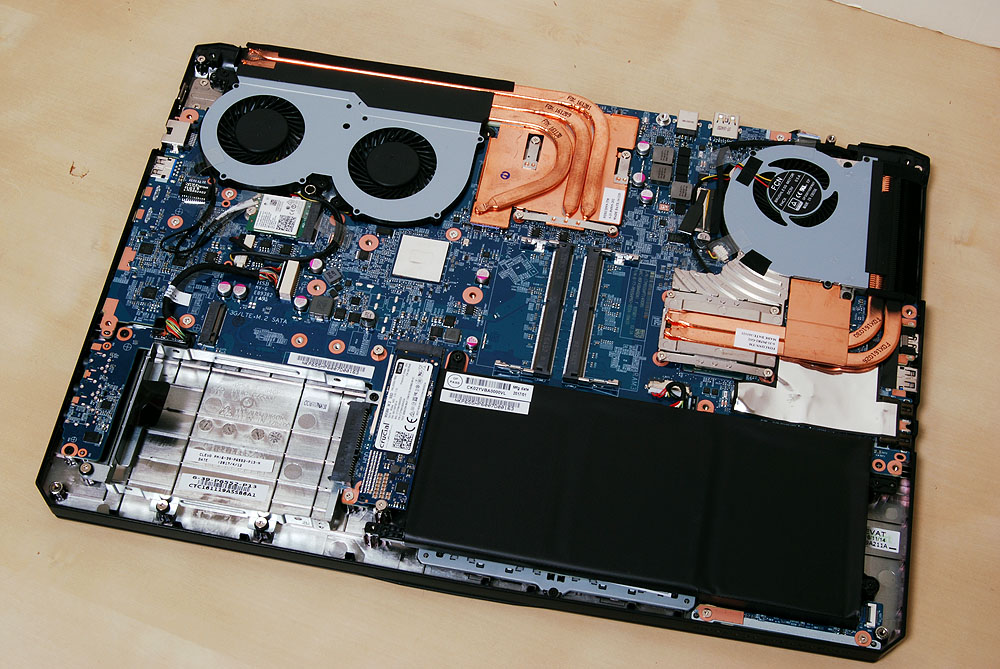 本体底面を開けたところだが、メモリモジュールは挿入されていない。これは基板の反対側にもう2つメモリスロットがあるためで、写真に見えているメモリスロットは空きスロットということになる