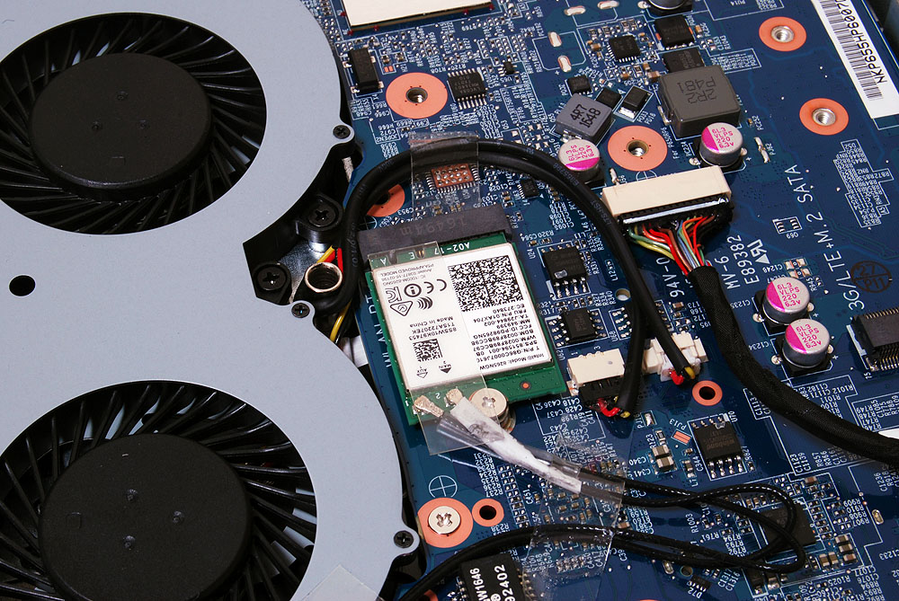 IEEE802.11acとBluetooth v4.2の通信モジュールを搭載している