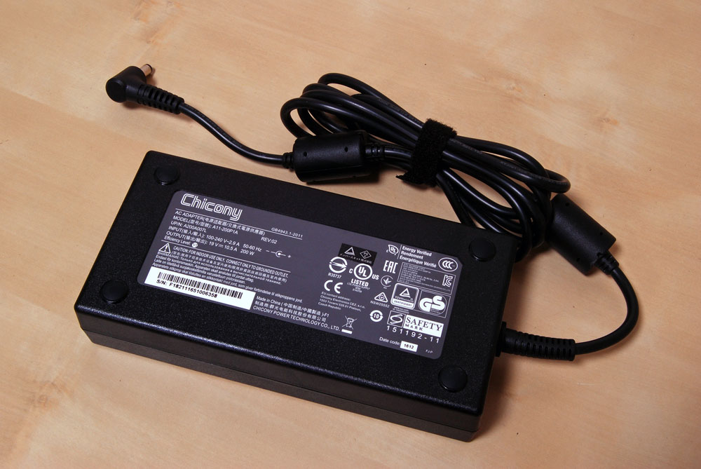 GeForce GTX 1060を搭載しているため、200Wと容量もサイズも通常のノートPCと比較すると大きい