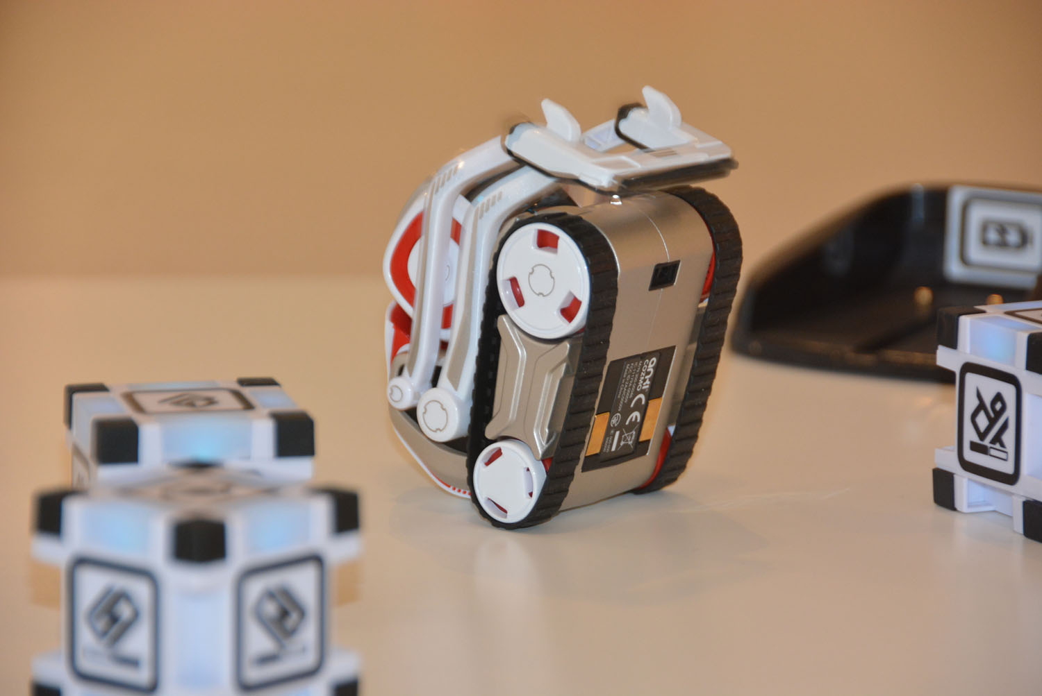 傾斜センサーを持っており、走れないようにすると怒って暴れる