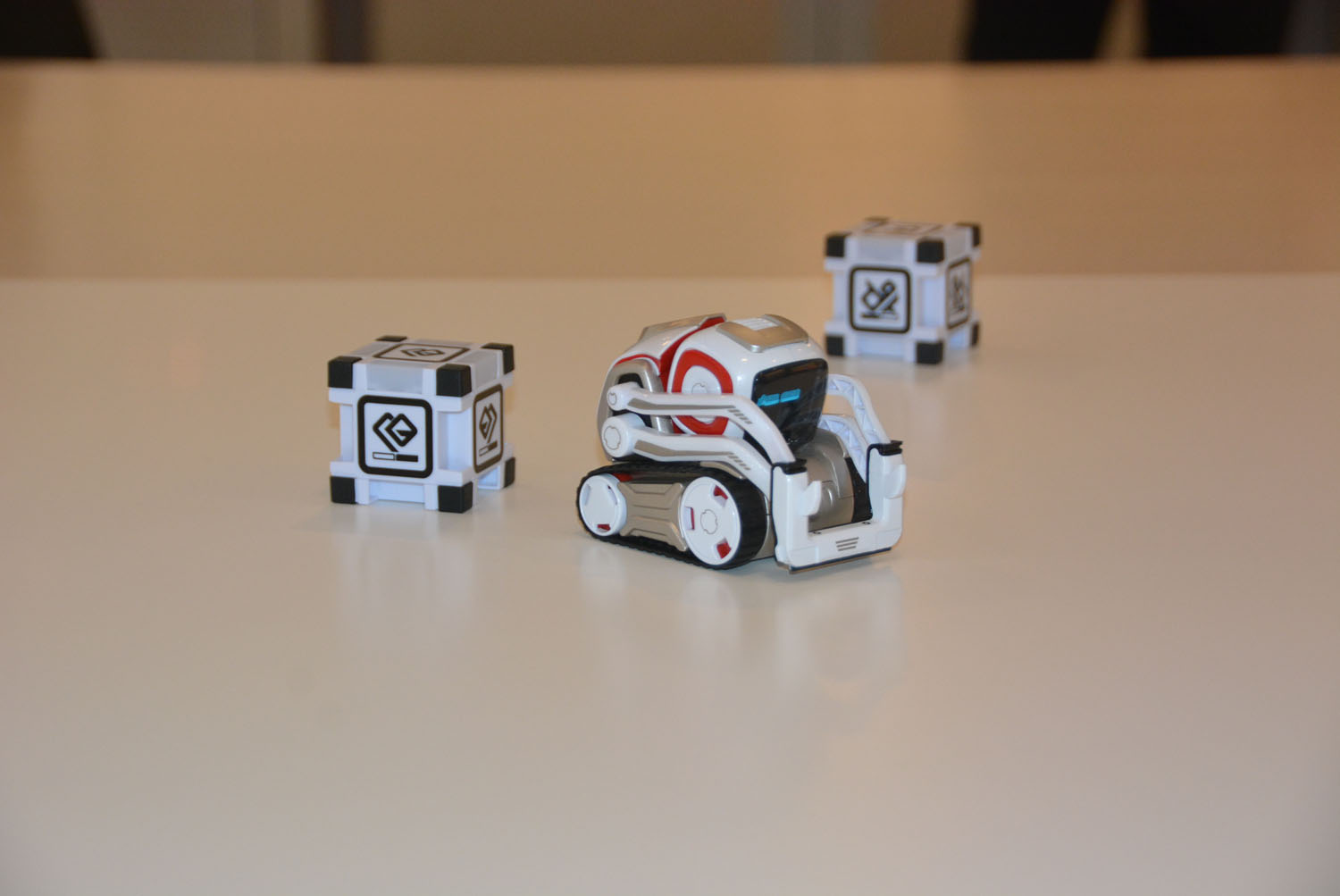 こちらがCOZMOの呼びかけに応えないとガッカリしたような反応になる