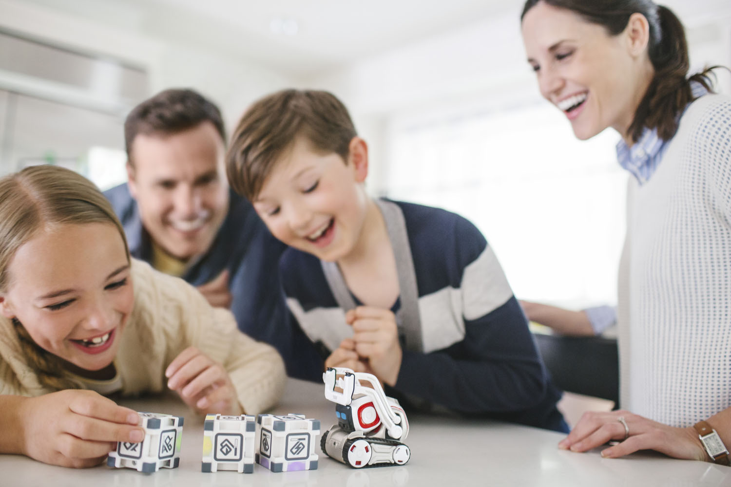 気ままに動くロボットを見ているだけで楽しいし、一緒にゲームをすることもできる。アプリによってその可能性は広がっていく