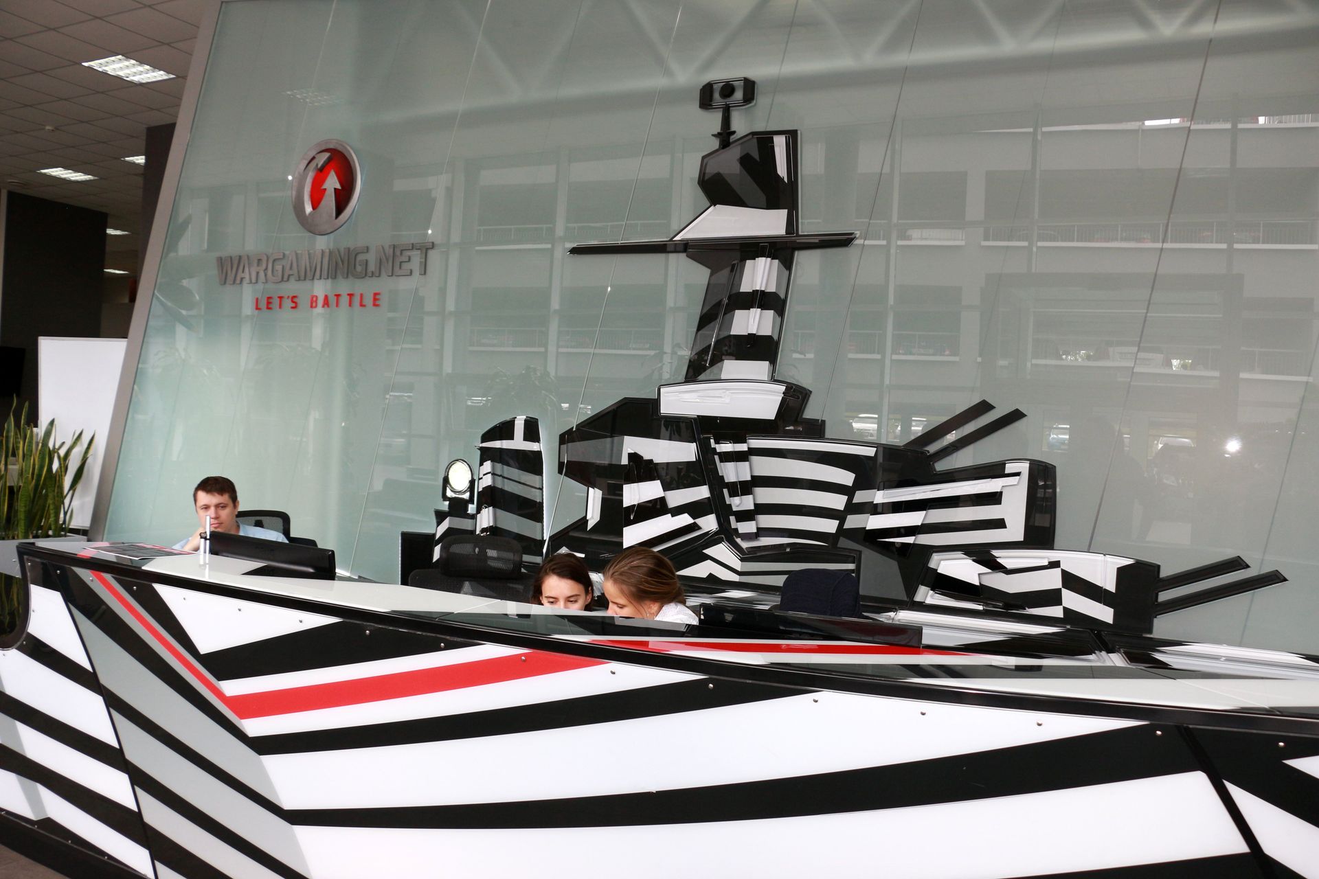 いかにもWargaming.netらしいオブジェで満たされた一階スペース。受付の裏側は食堂になっており、ランチタイムは多くのスタッフで賑わう