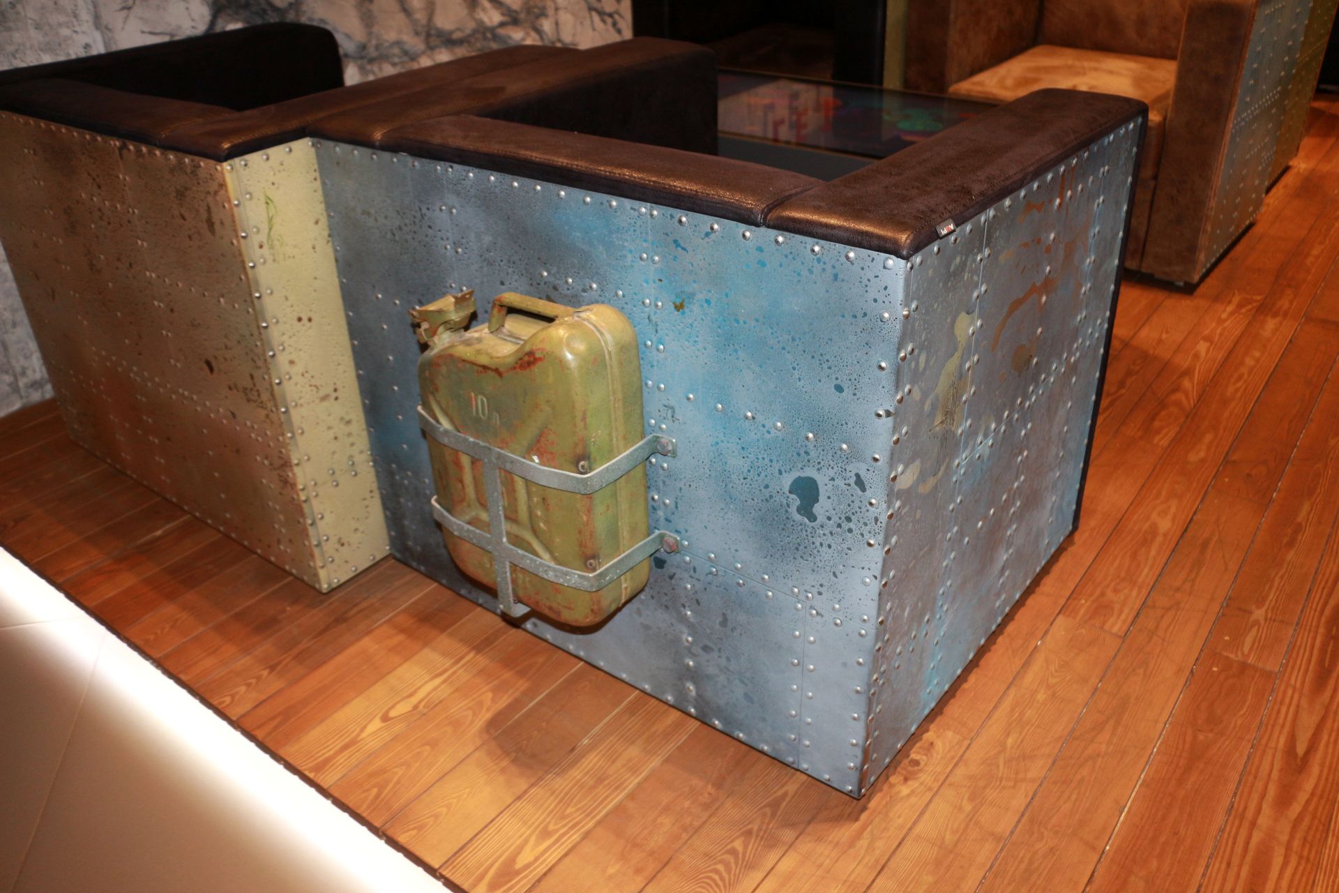 テーブルや座席にも工夫が凝らされている