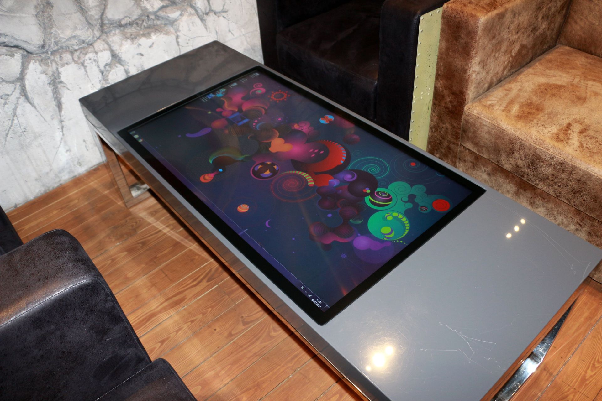 テーブルや座席にも工夫が凝らされている