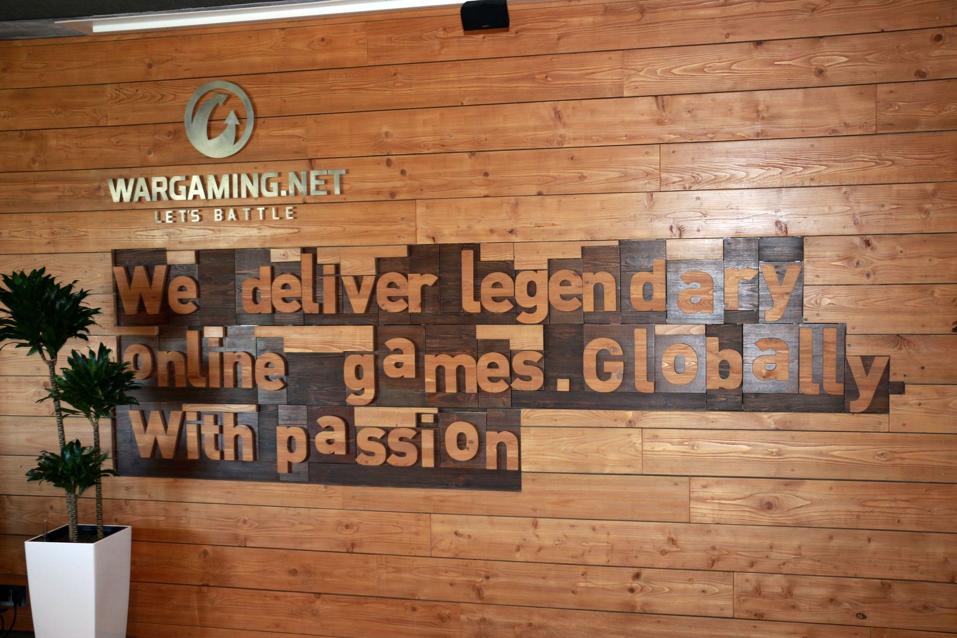 壁にはスローガンや、歴代タイトルのキーアートが掲示されている