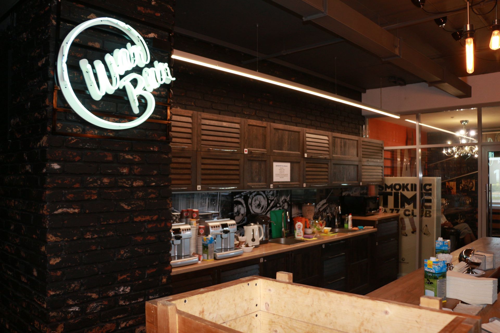 社内バー「WarBar」。といってもさすがにアルコールはないという