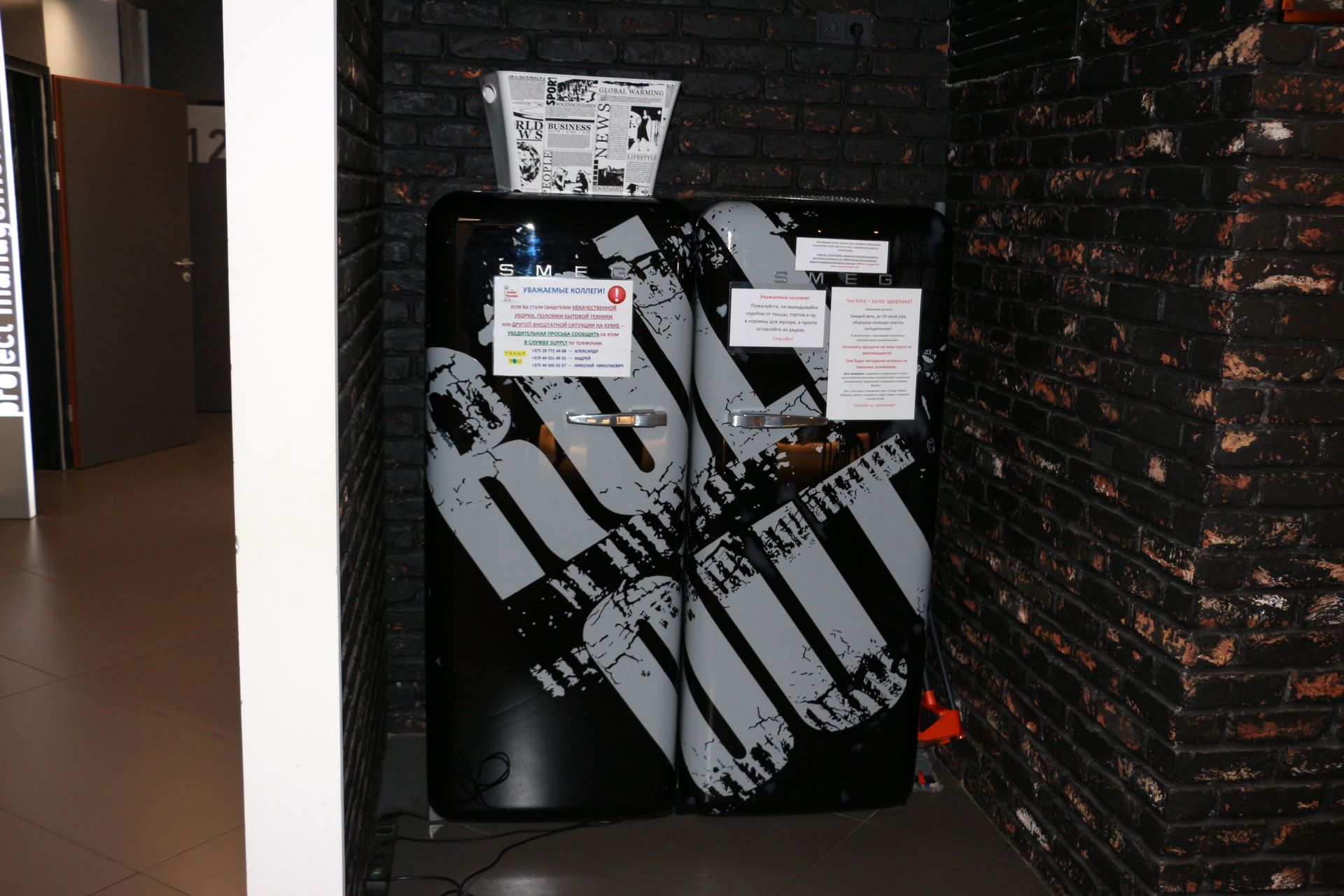 社内バー「WarBar」。といってもさすがにアルコールはないという