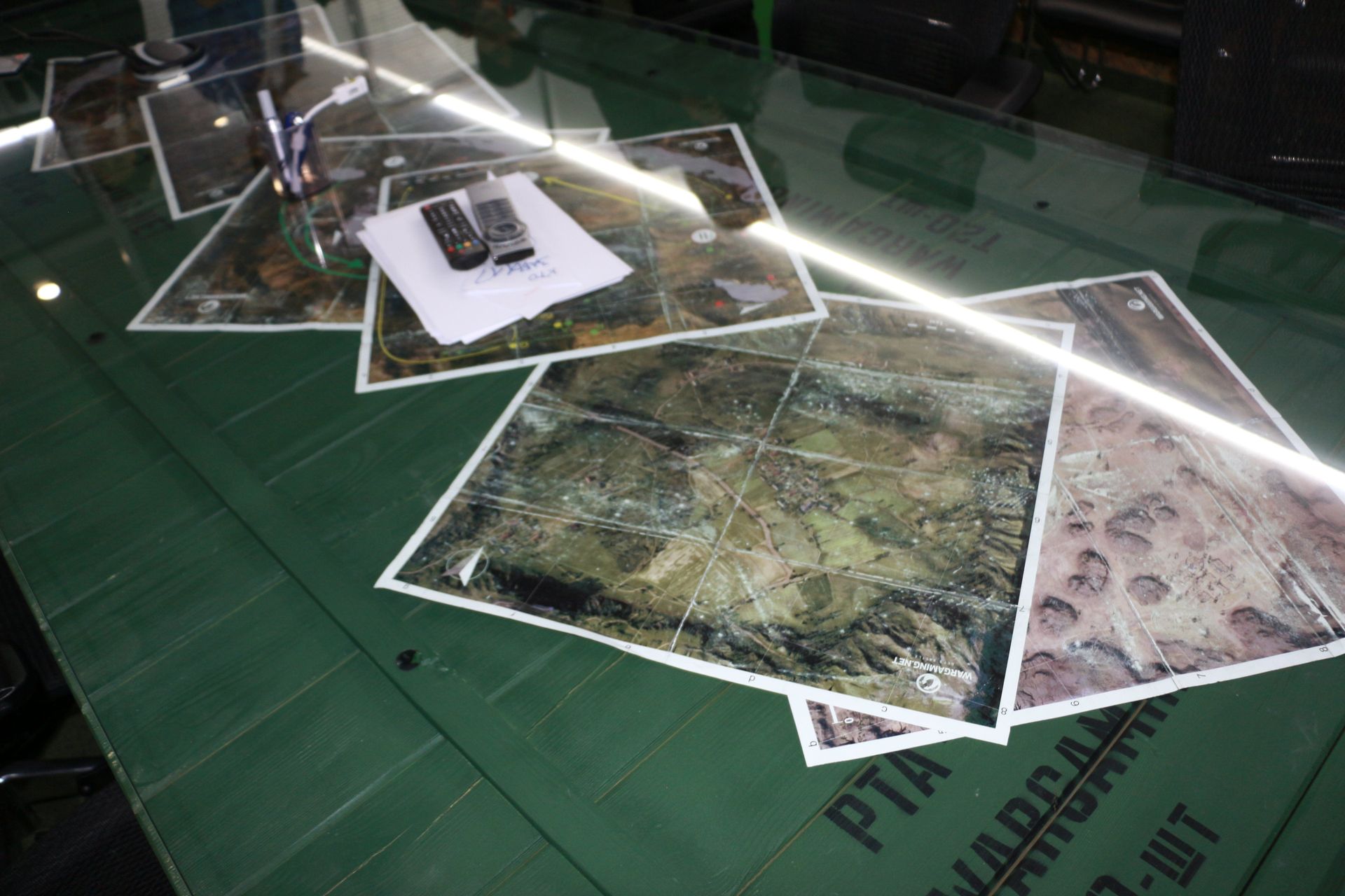 周囲の壁にマリノフカが描かれたミーティングスペース