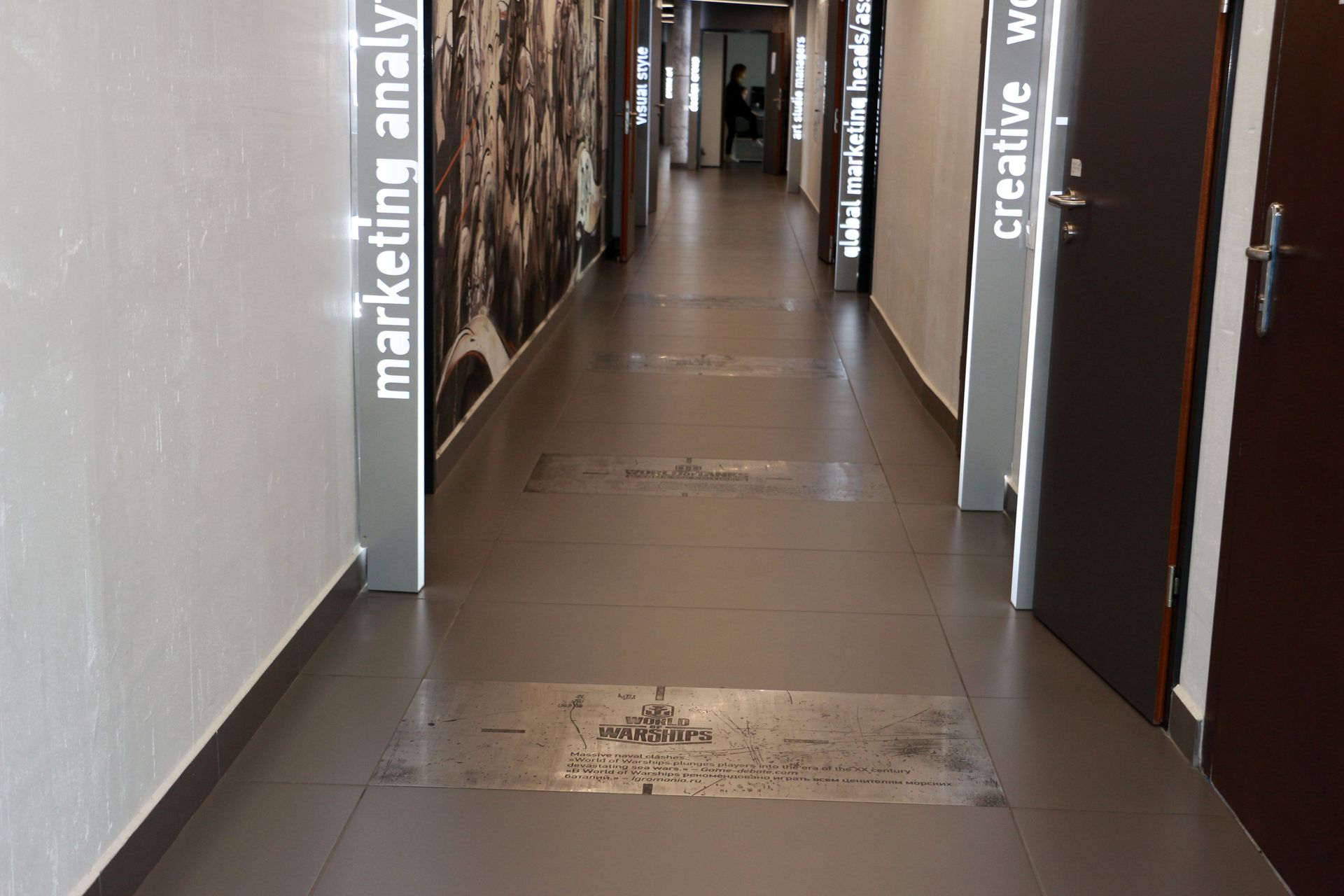 床に埋め込まれたプレートには、各タイトルを評価するメディアのコメントが刻印されている