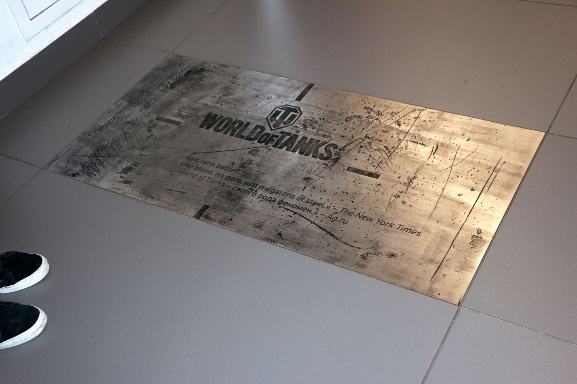 床に埋め込まれたプレートには、各タイトルを評価するメディアのコメントが刻印されている