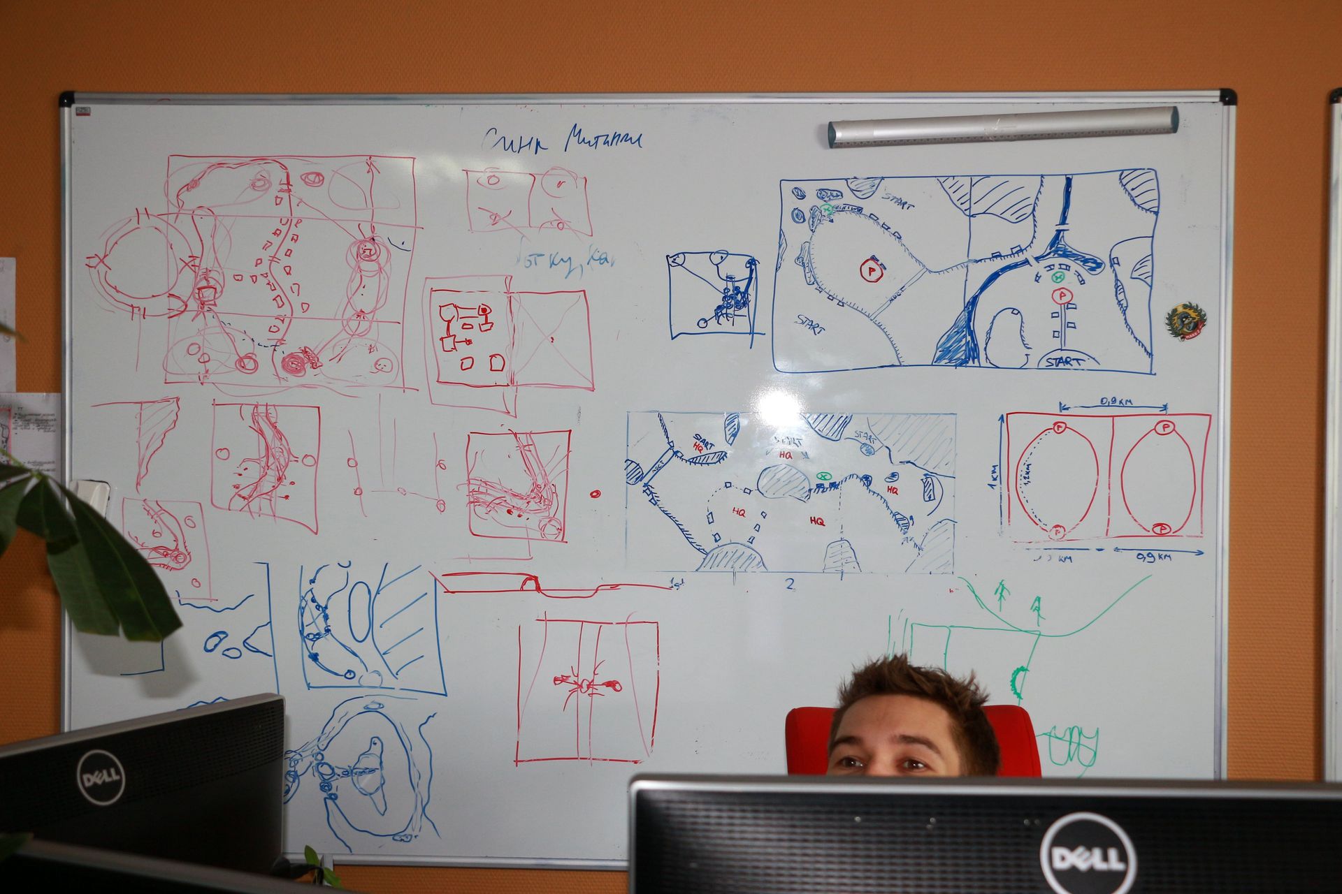 ホワイトボードには様々なマップのアイデアが描かれていた