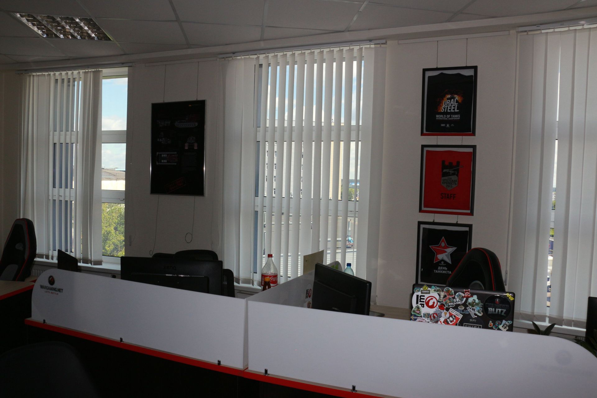 各種イベントを企画するコミュニティルームには、これまで実施されたイベントで作成されたグッズが所狭しと並べられている