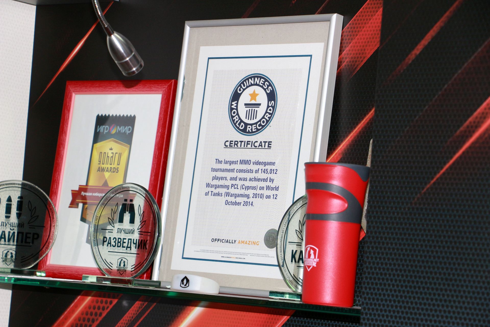 各種イベントを企画するコミュニティルームには、これまで実施されたイベントで作成されたグッズが所狭しと並べられている