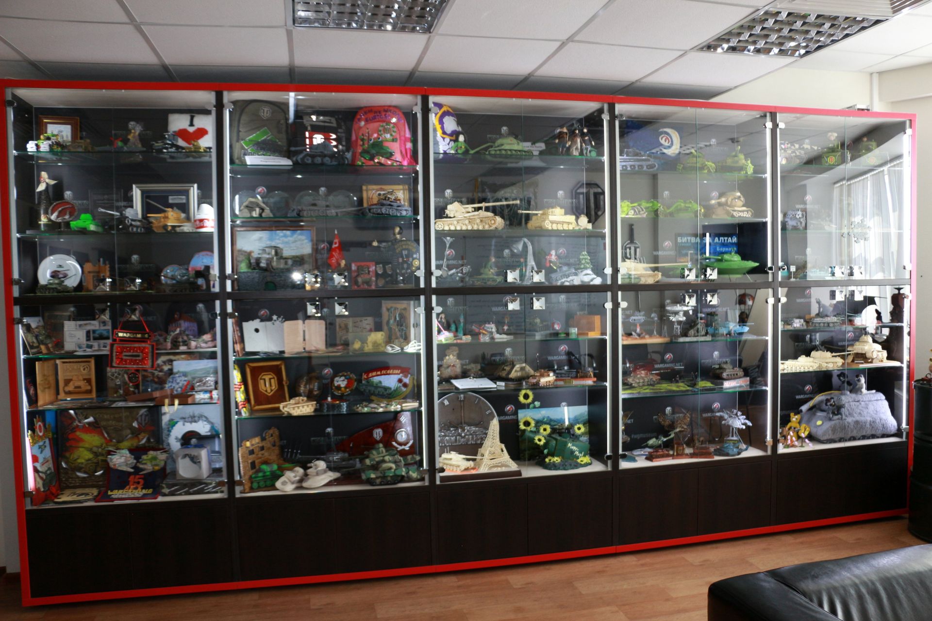 ガラスケースの中やドラム缶の上に展示されている