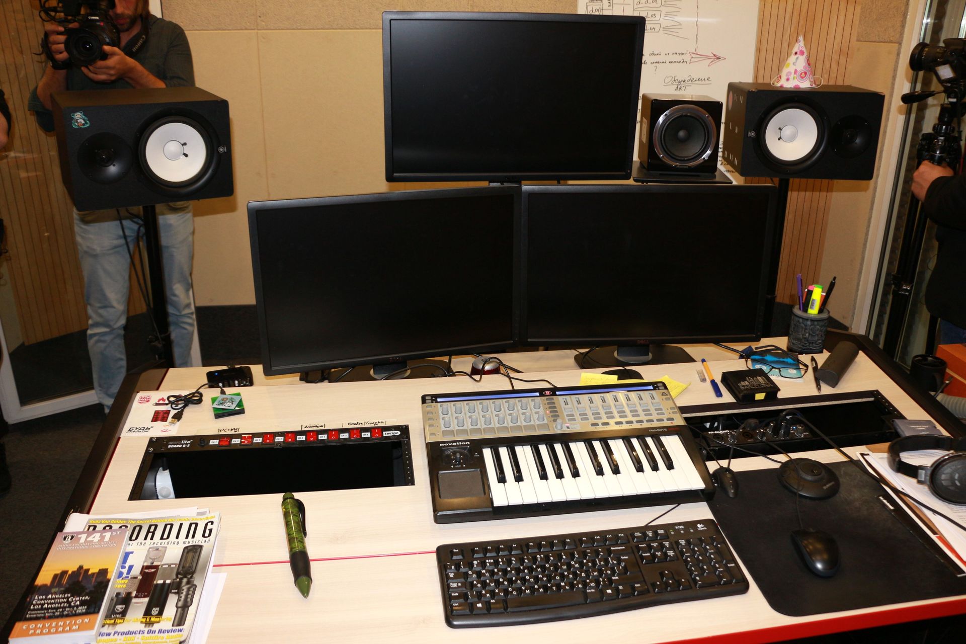 1人で作業するレコーディングルームが8つも用意されている