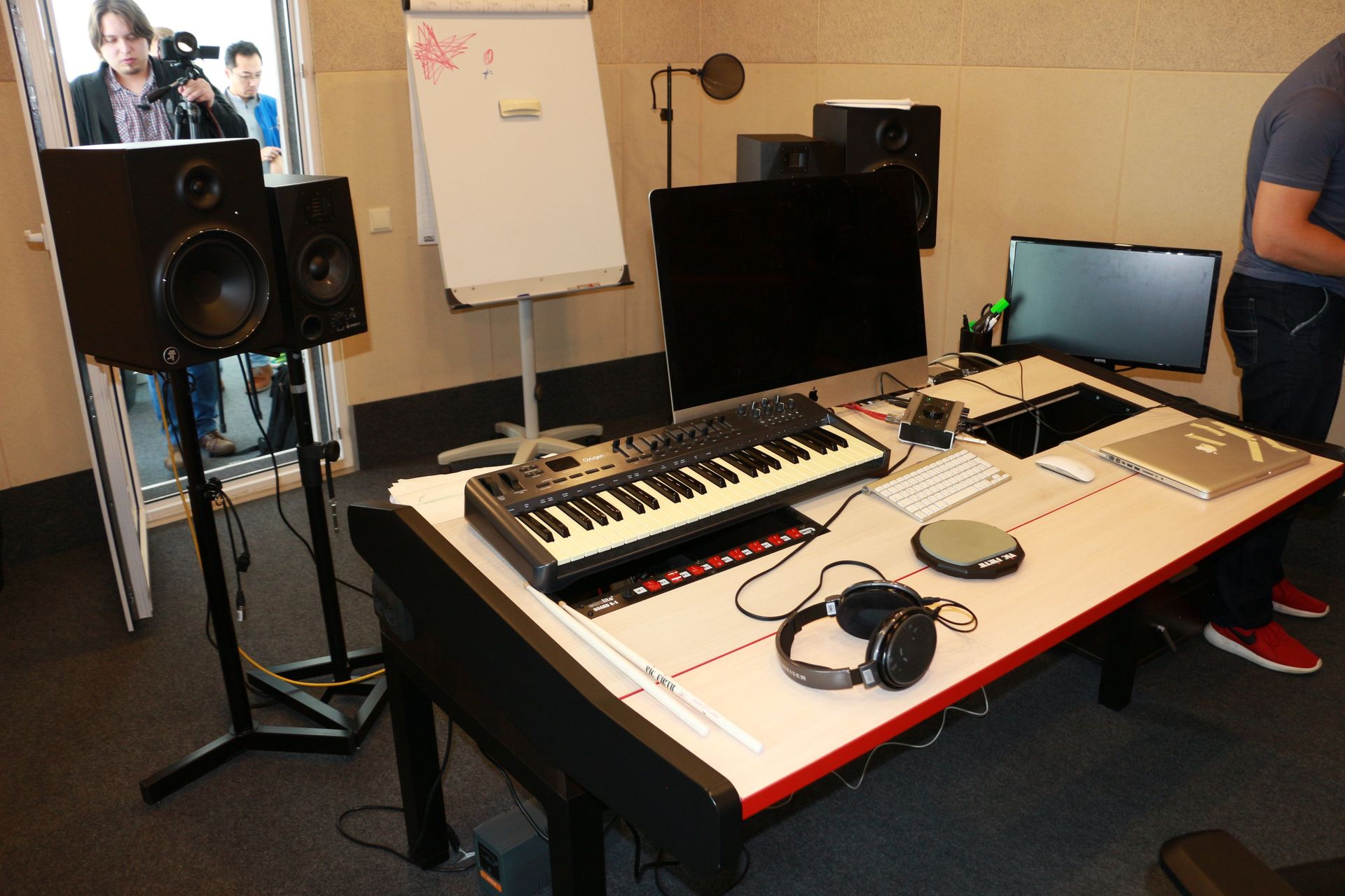 1人で作業するレコーディングルームが8つも用意されている