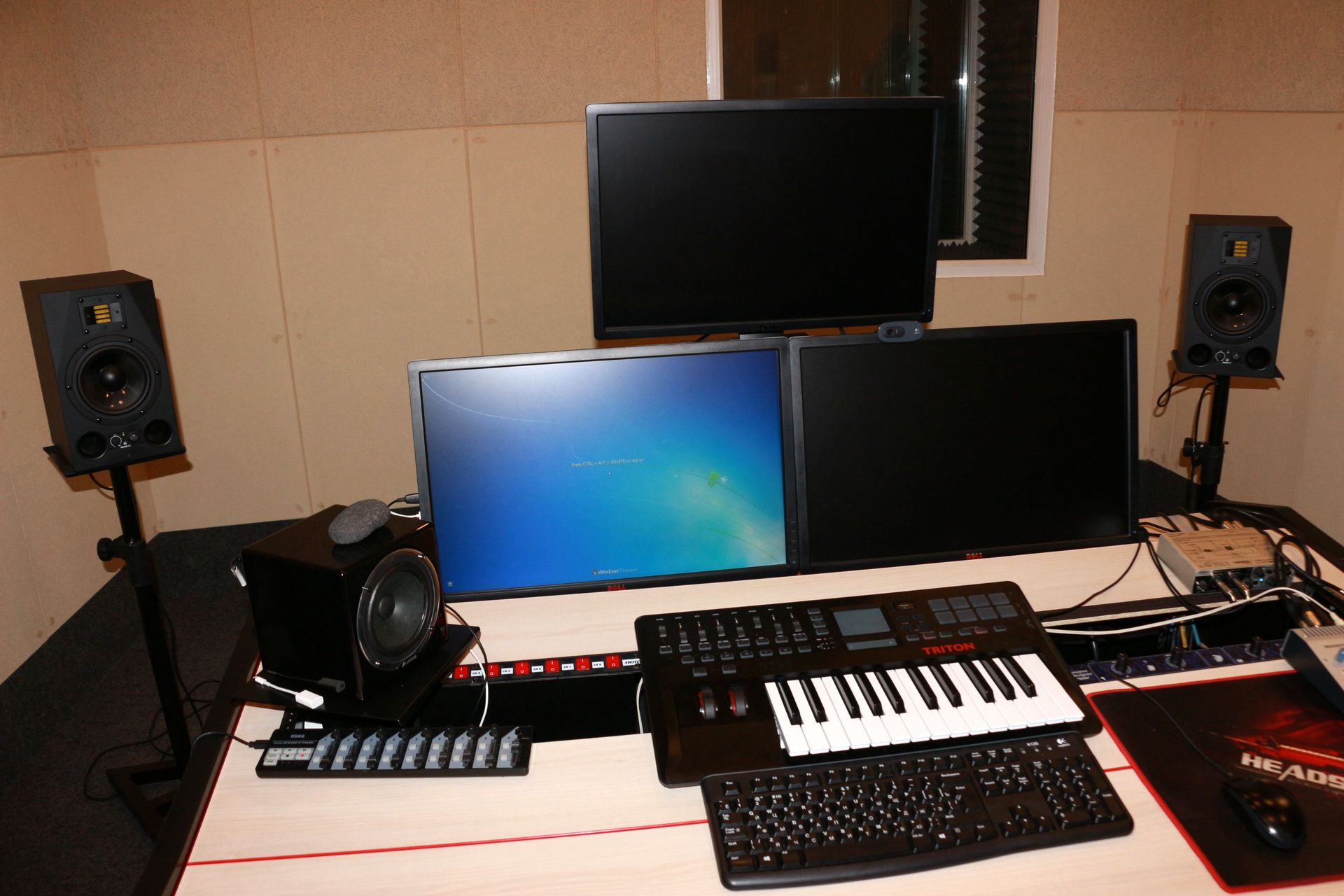 1人で作業するレコーディングルームが8つも用意されている