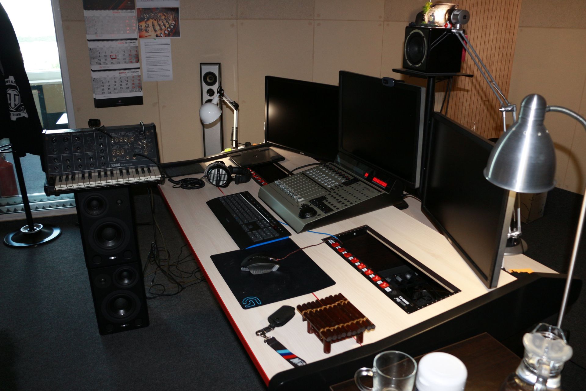 1人で作業するレコーディングルームが8つも用意されている