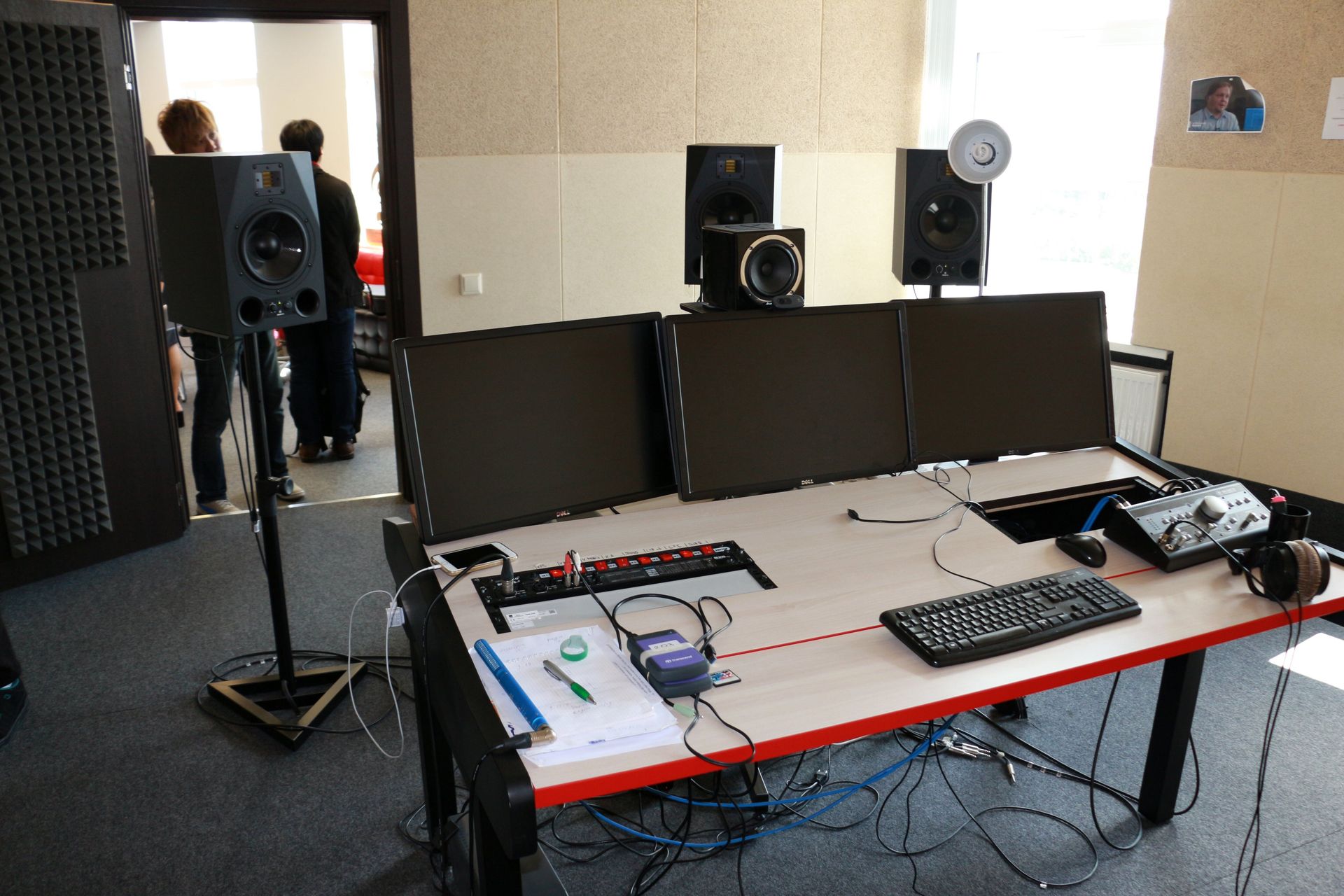 1人で作業するレコーディングルームが8つも用意されている